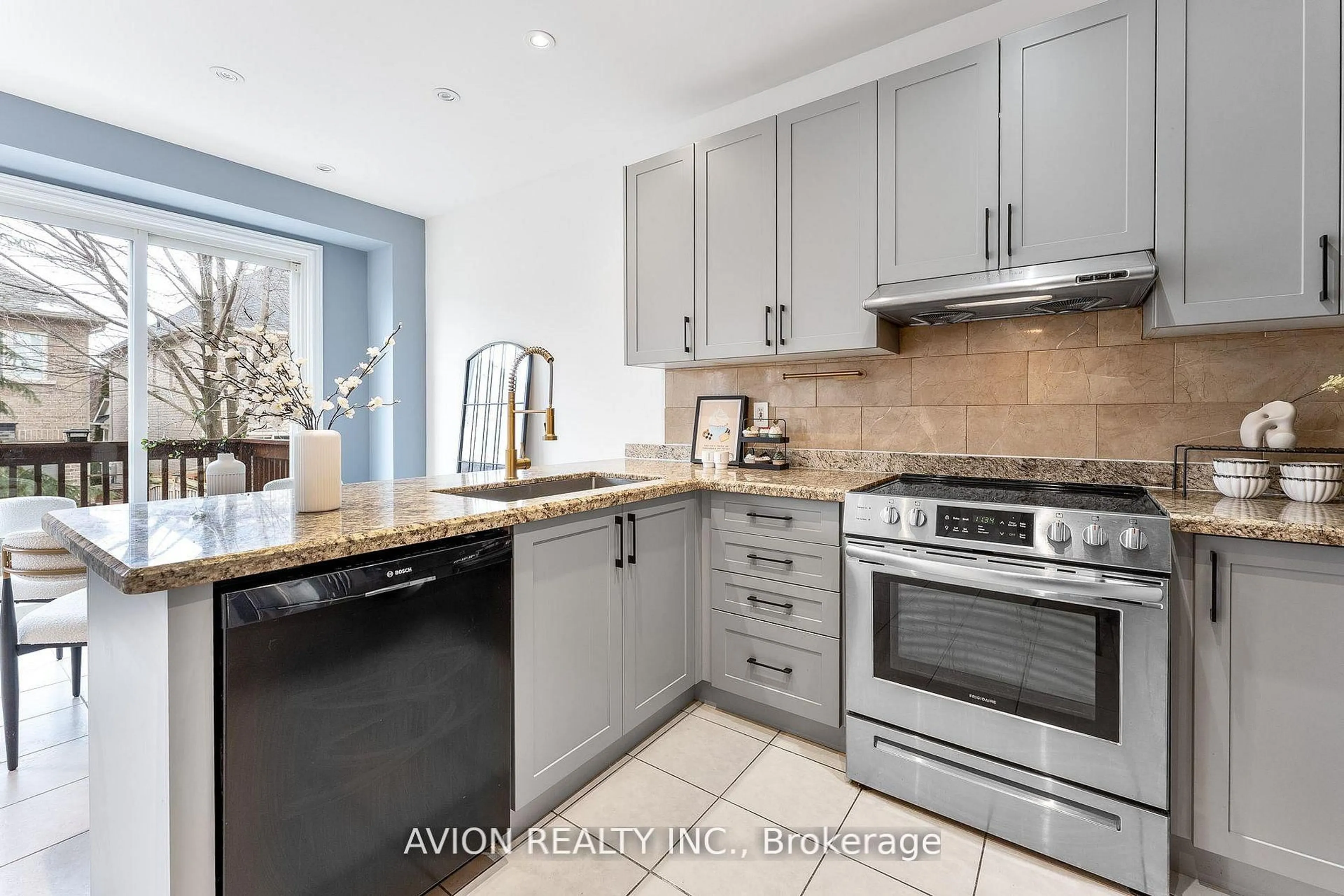 Unknown for 33 Brockdale St, Richmond Hill Ontario L4E 4W1