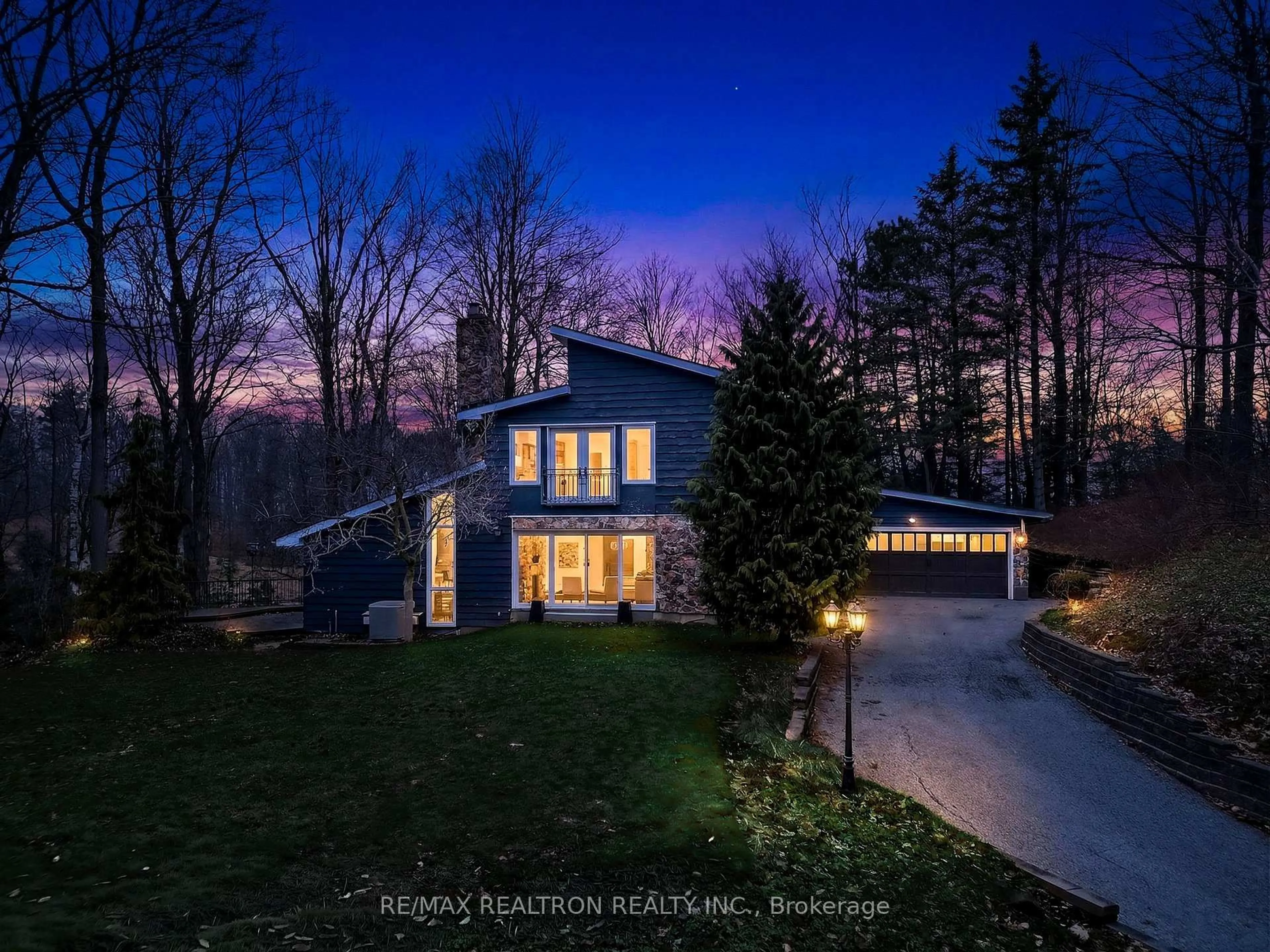 A pic from outside/outdoor area/front of a property/back of a property/a pic from drone, unknown for 14038 Bayview Ave, Aurora Ontario L4G 3G8