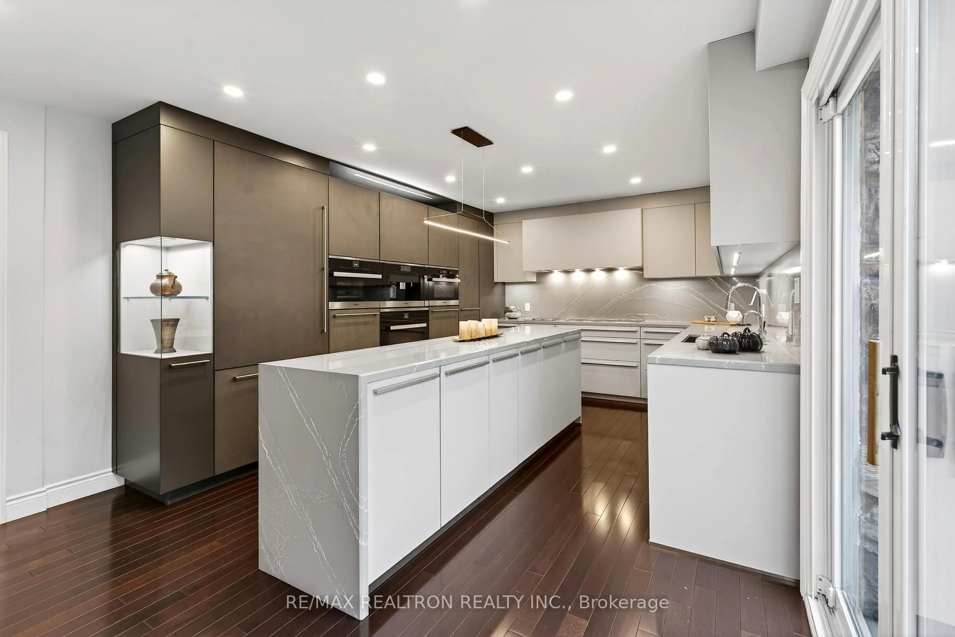Contemporary kitchen, unknown for 14038 Bayview Ave, Aurora Ontario L4G 3G8