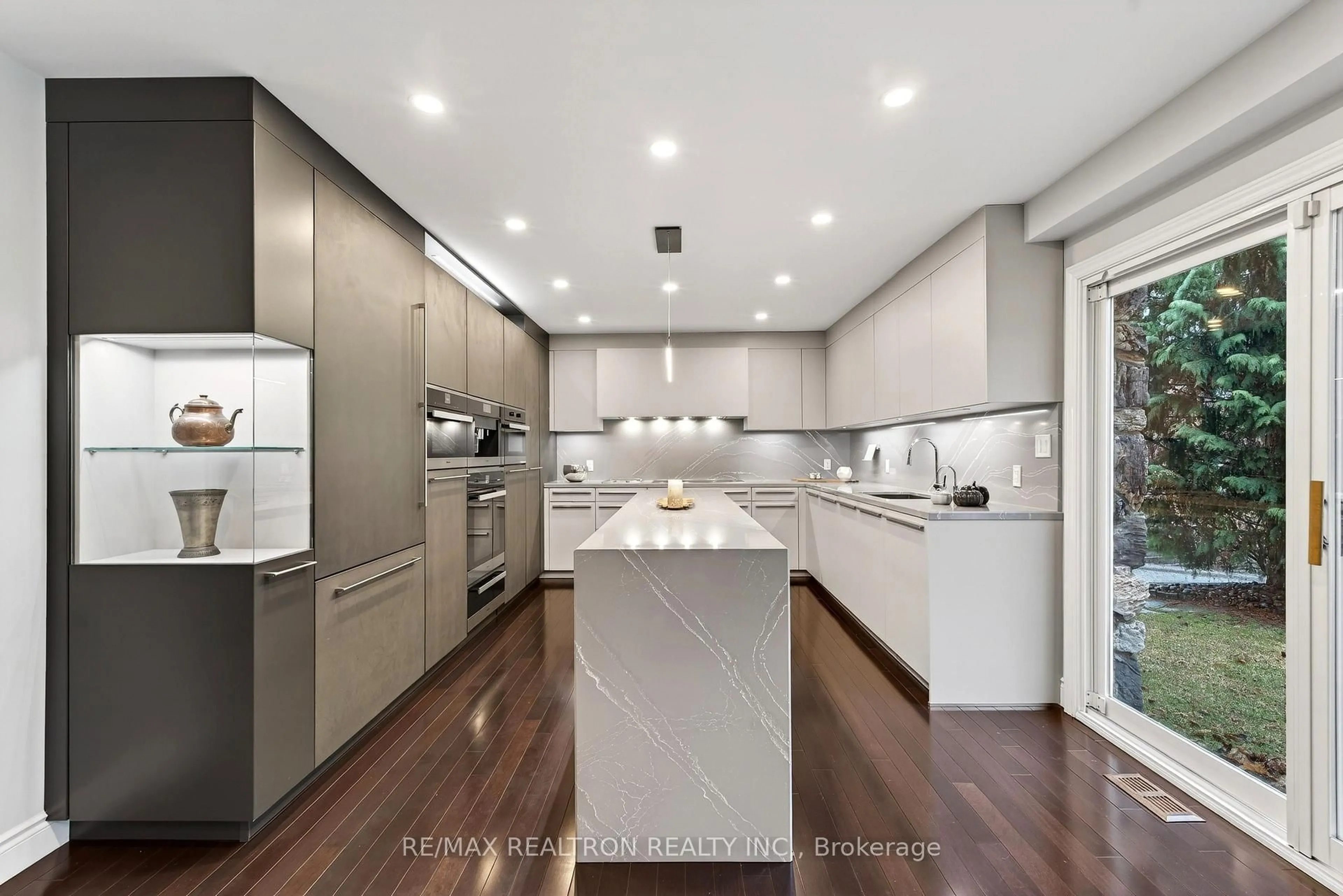 Contemporary kitchen, unknown for 14038 Bayview Ave, Aurora Ontario L4G 3G8