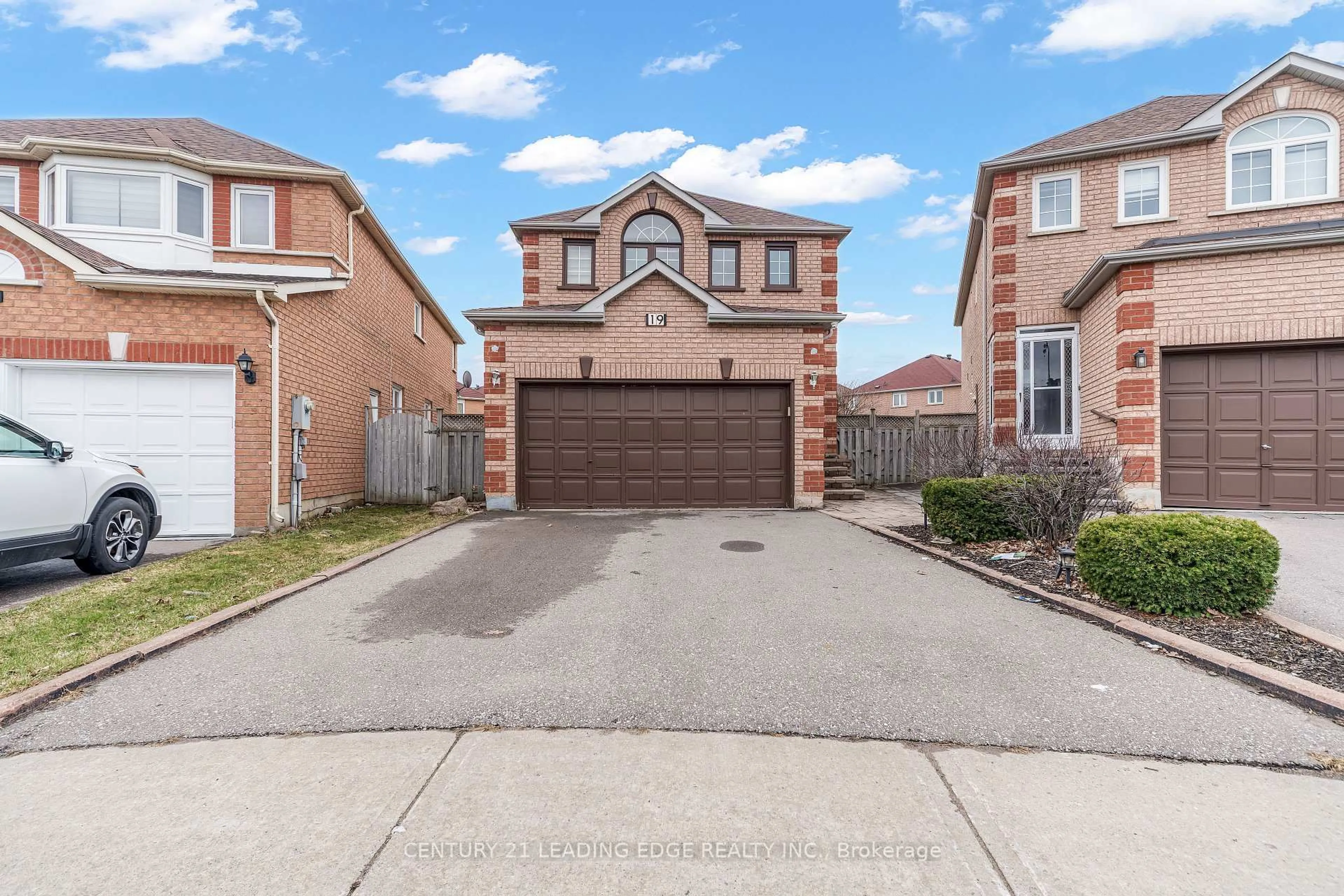 A pic from outside/outdoor area/front of a property/back of a property/a pic from drone, street for 19 Connery Cres, Markham Ontario L3S 4E5