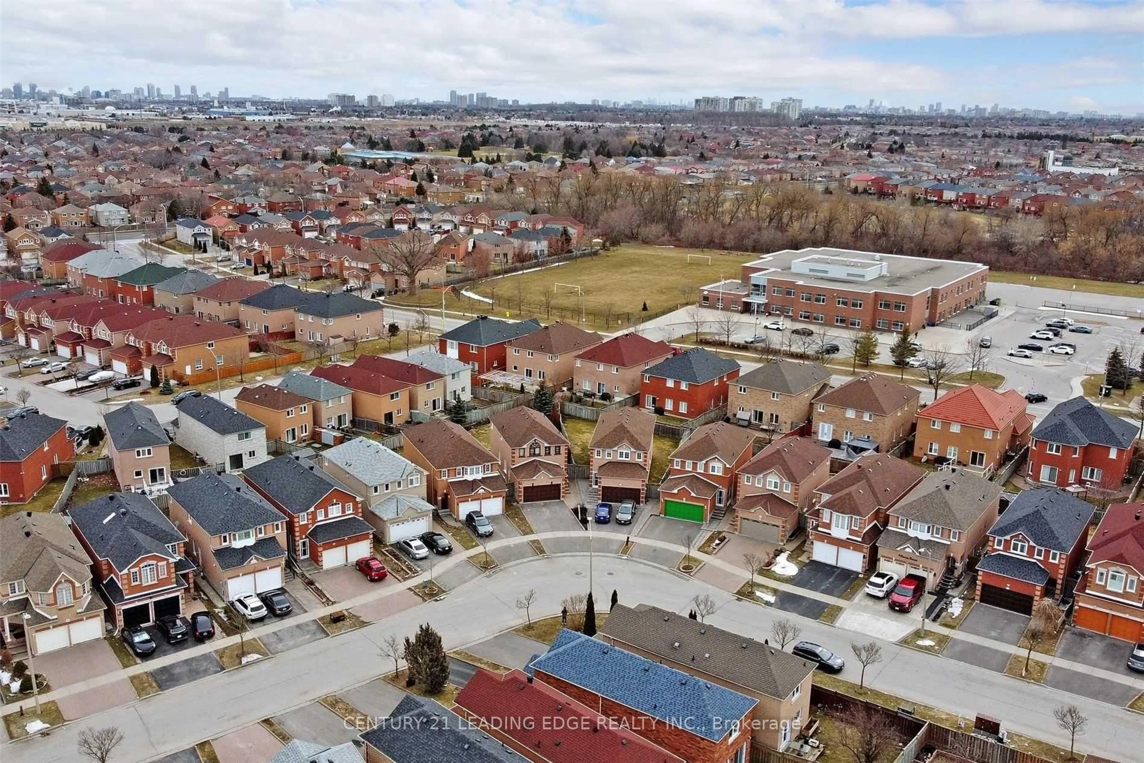 A pic from outside/outdoor area/front of a property/back of a property/a pic from drone, street for 19 Connery Cres, Markham Ontario L3S 4E5