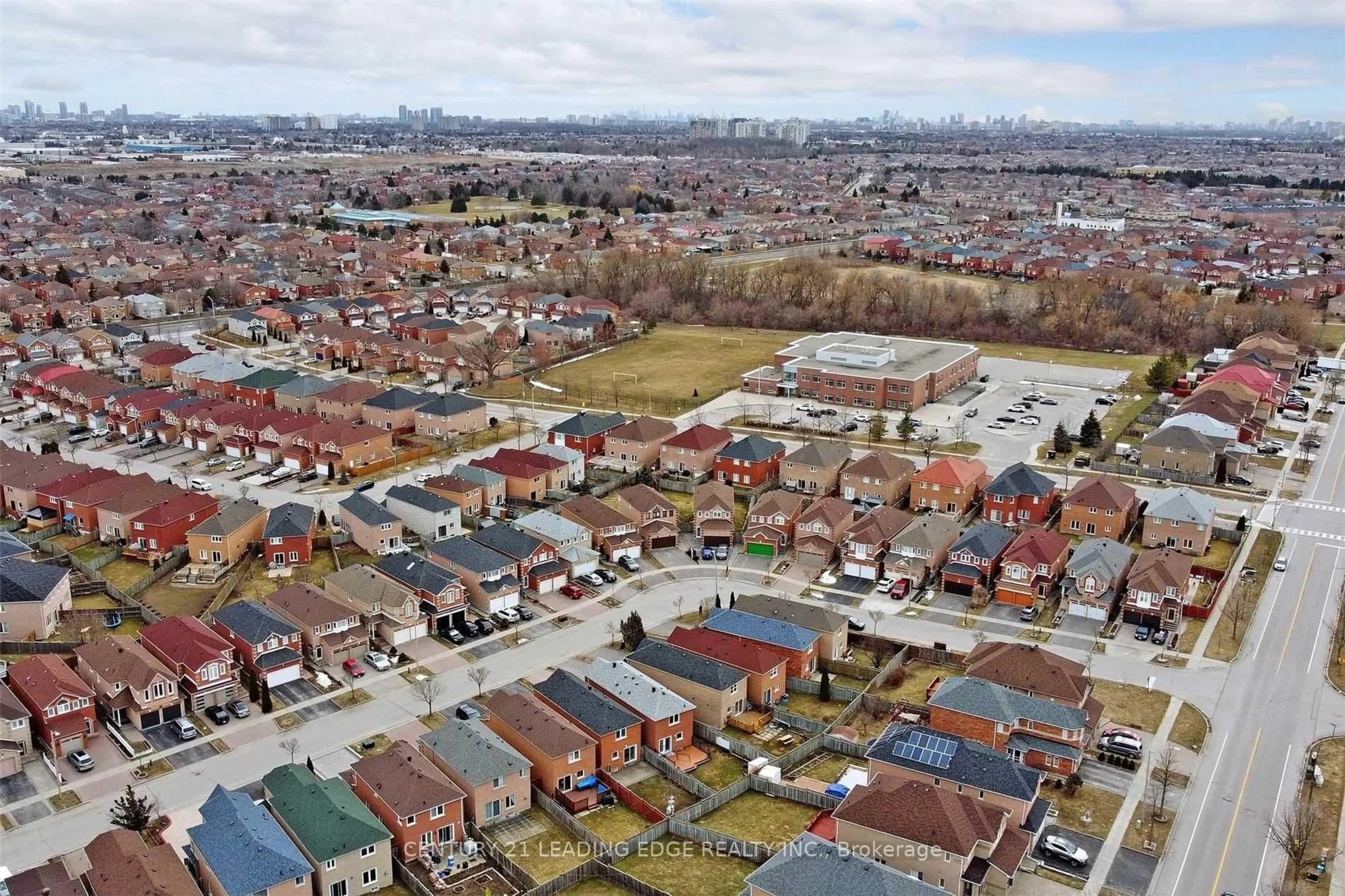 A pic from outside/outdoor area/front of a property/back of a property/a pic from drone, street for 19 Connery Cres, Markham Ontario L3S 4E5