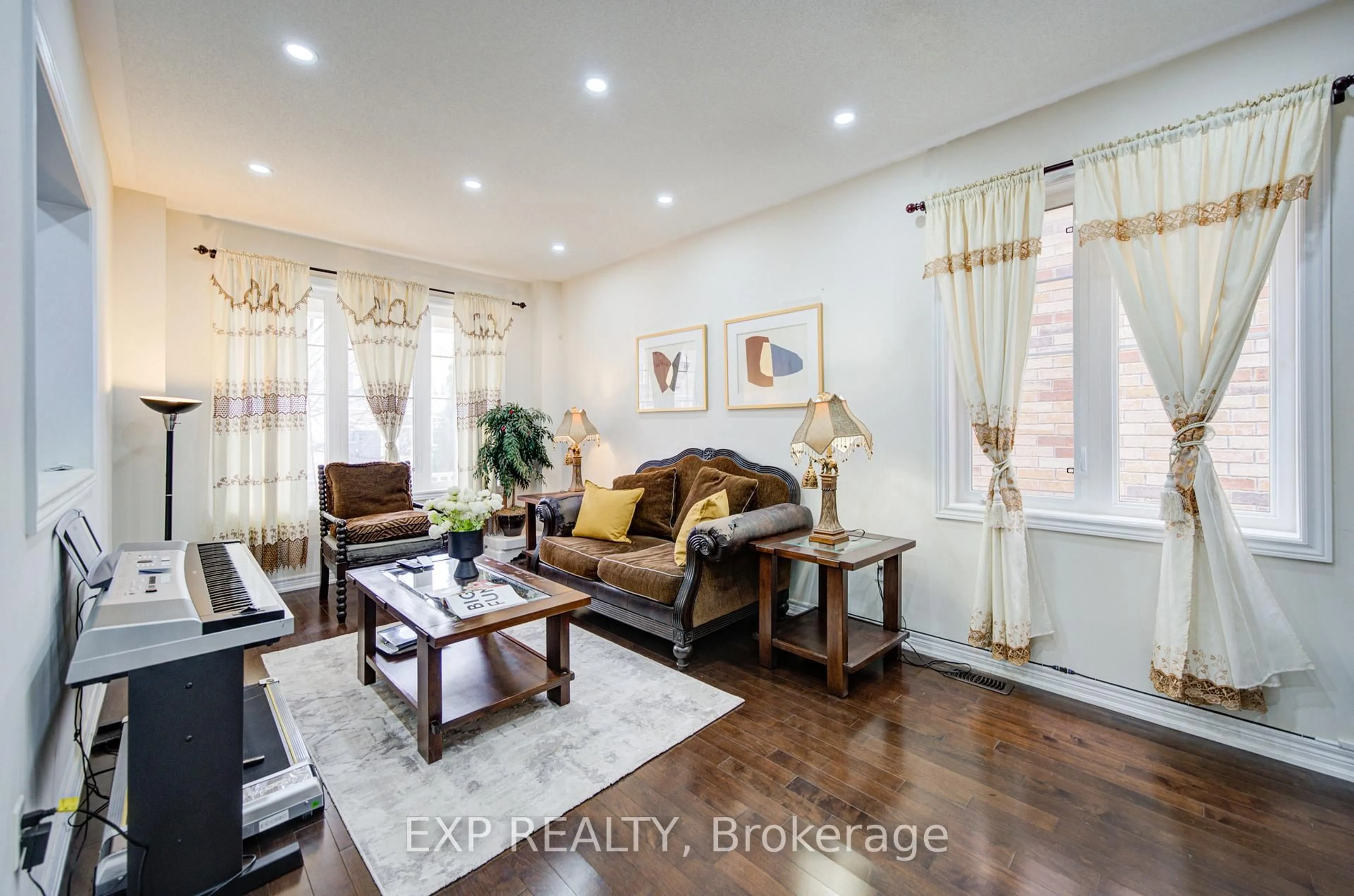 Living room with furniture, wood/laminate floor for 20 Everett St, Markham Ontario L6E 2A4