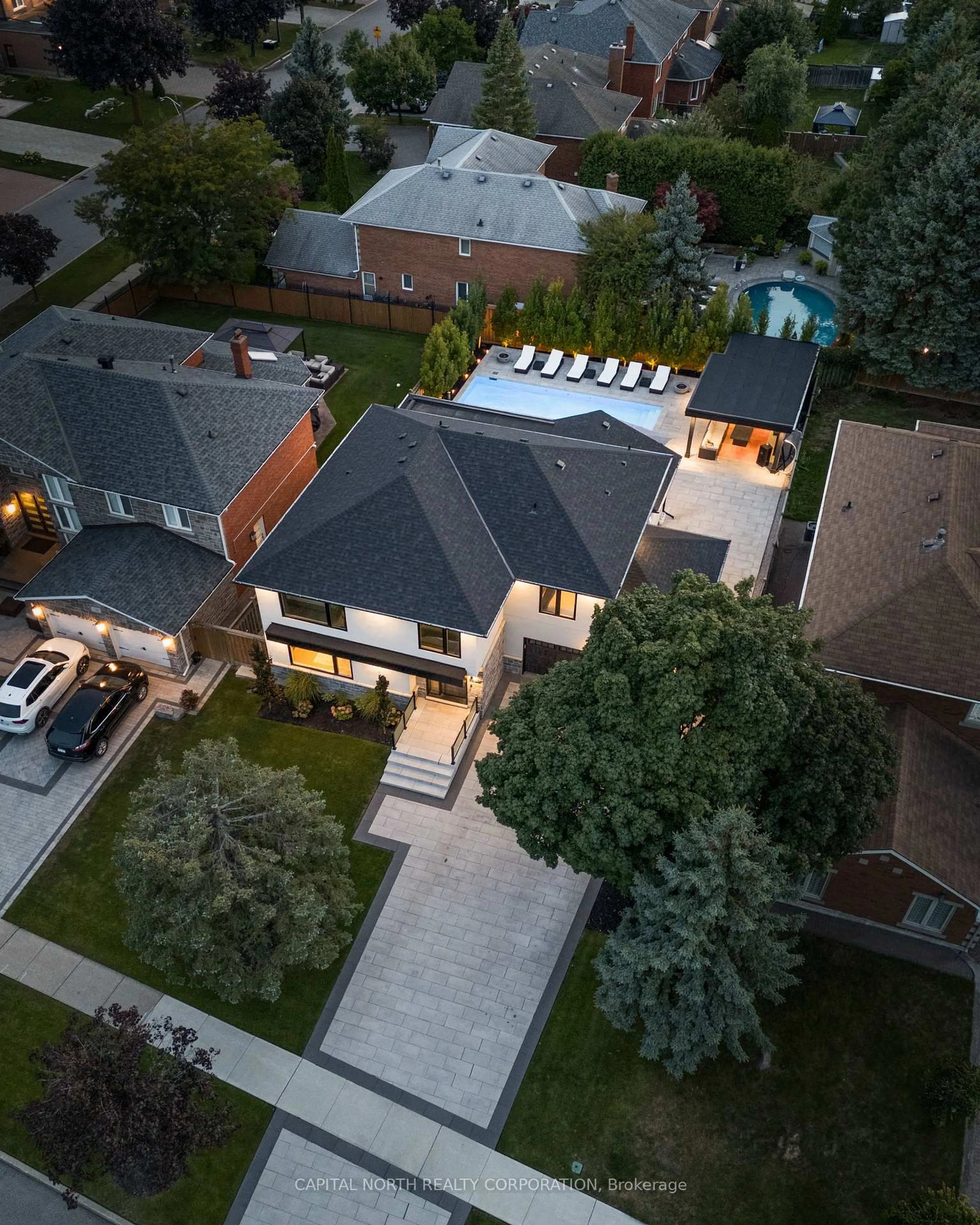 A pic from outside/outdoor area/front of a property/back of a property/a pic from drone, street for 130 Fifth Ave, Vaughan Ontario L4L 6Z4