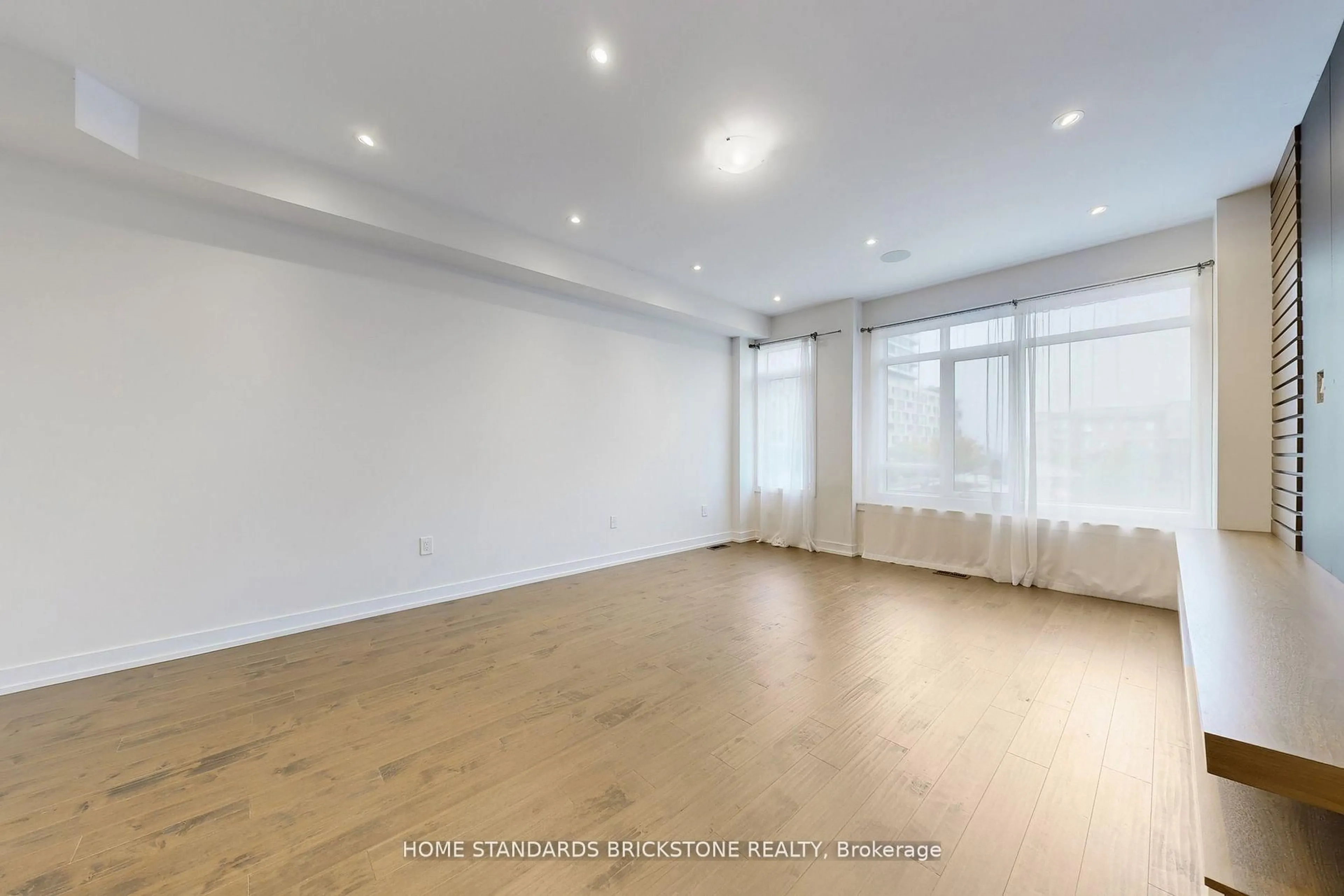 A pic of a room for 215 Salterton Circ, Vaughan Ontario L6A 4Z2