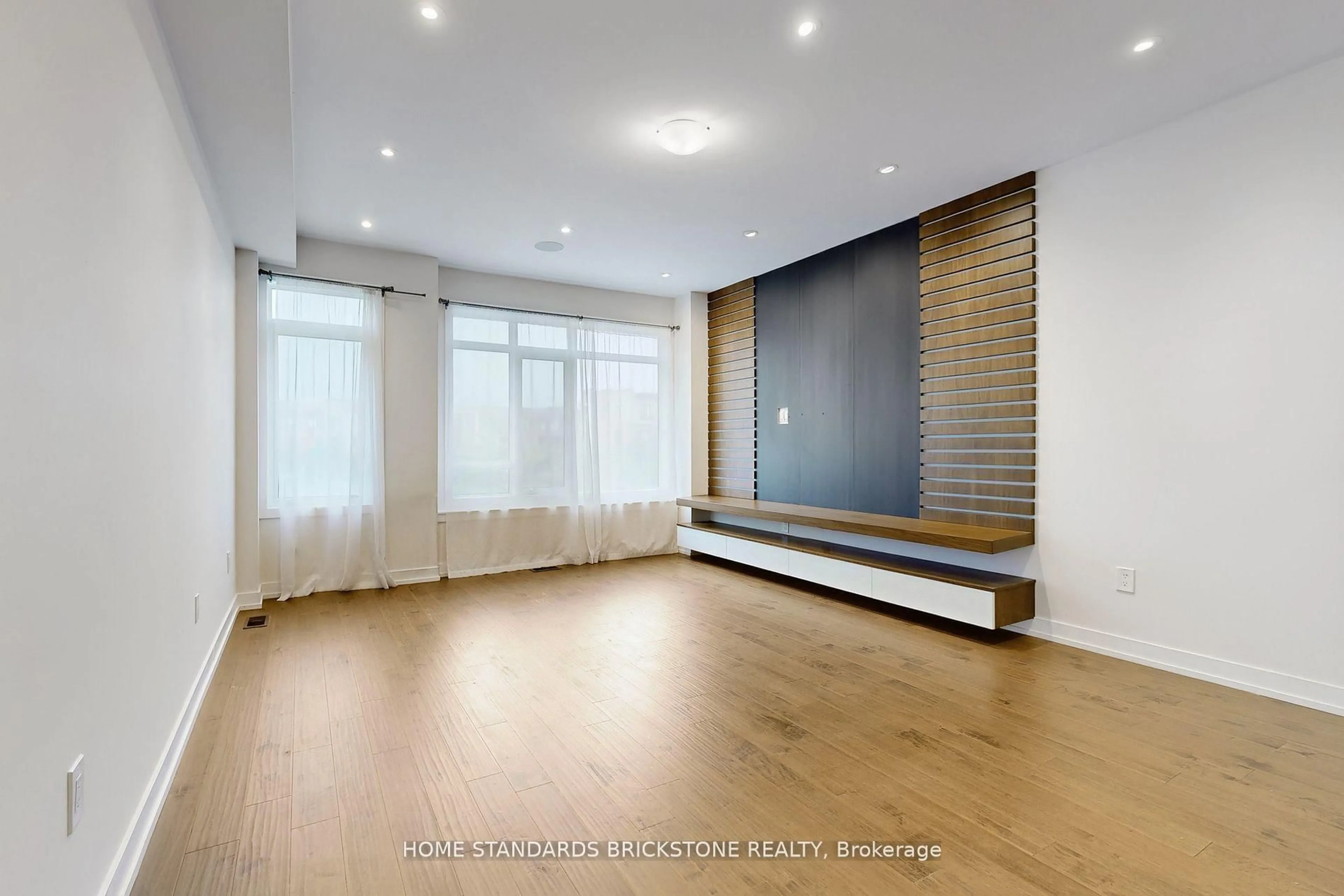 Unknown for 215 Salterton Circ, Vaughan Ontario L6A 4Z2