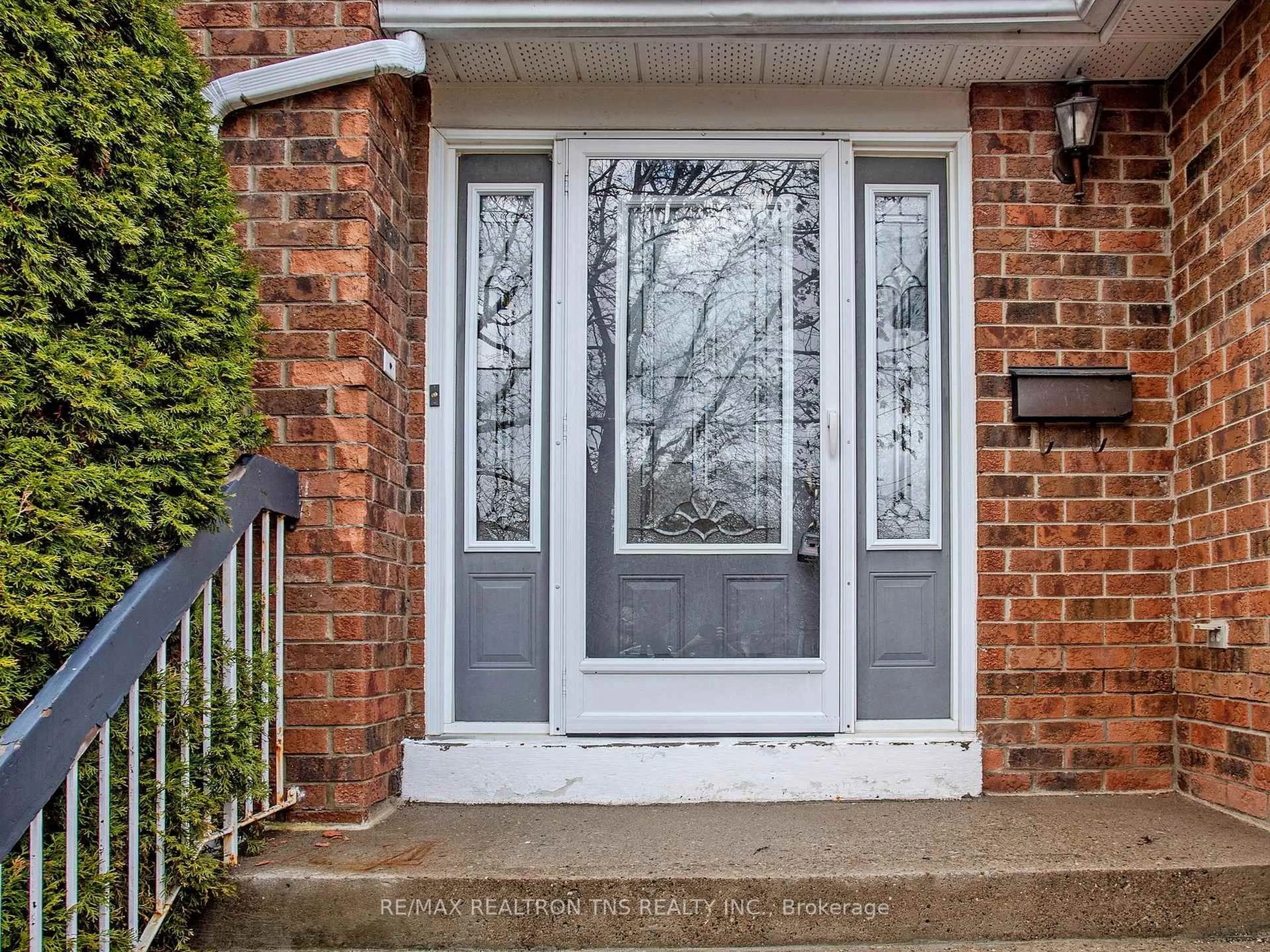 Indoor entryway for 38 Gilbank Dr, Aurora Ontario L4G 5G5