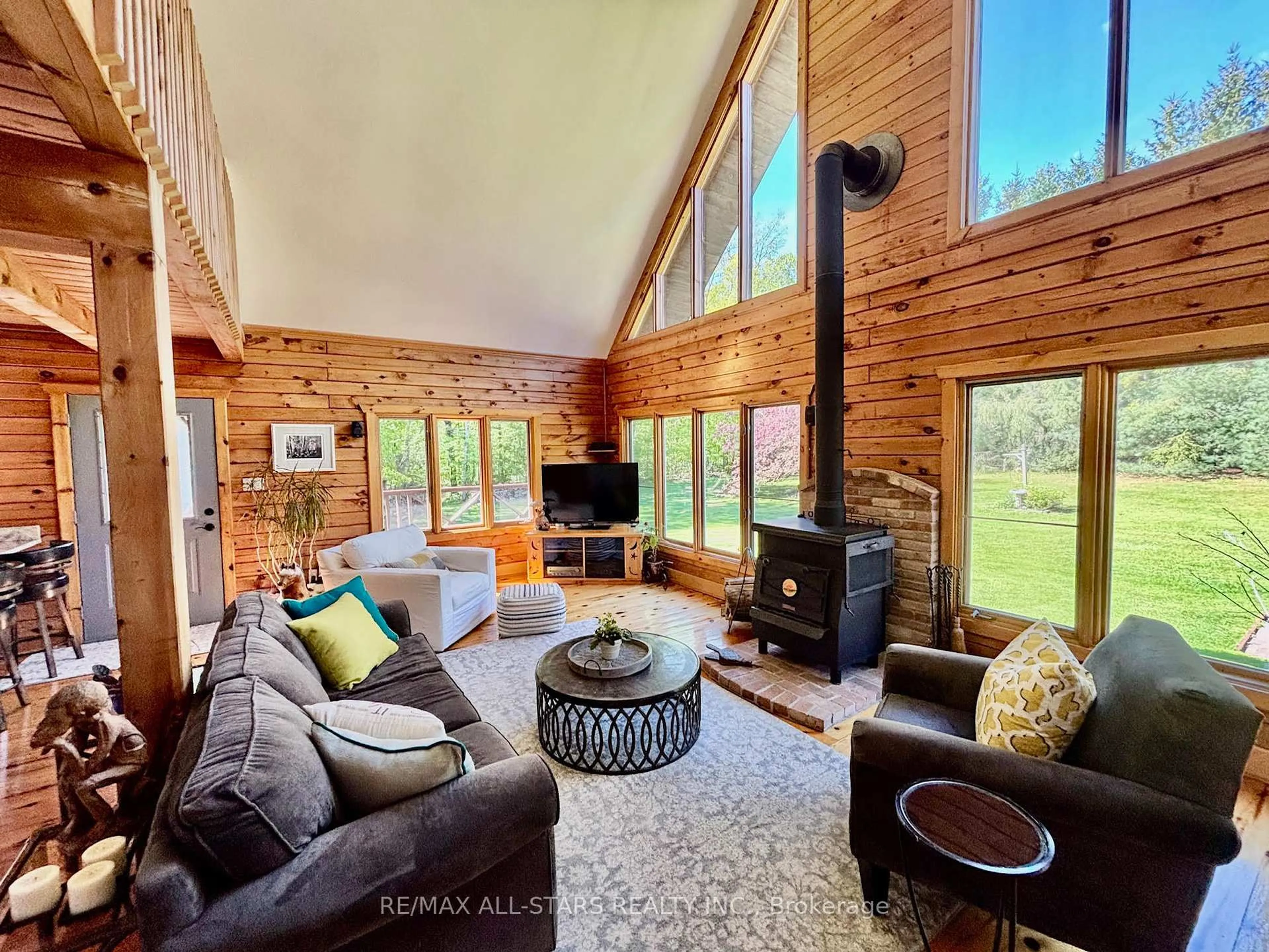 Living room with furniture, wood/laminate floor for 11590 17th Sdrd, Brock Ontario L0C 1H0