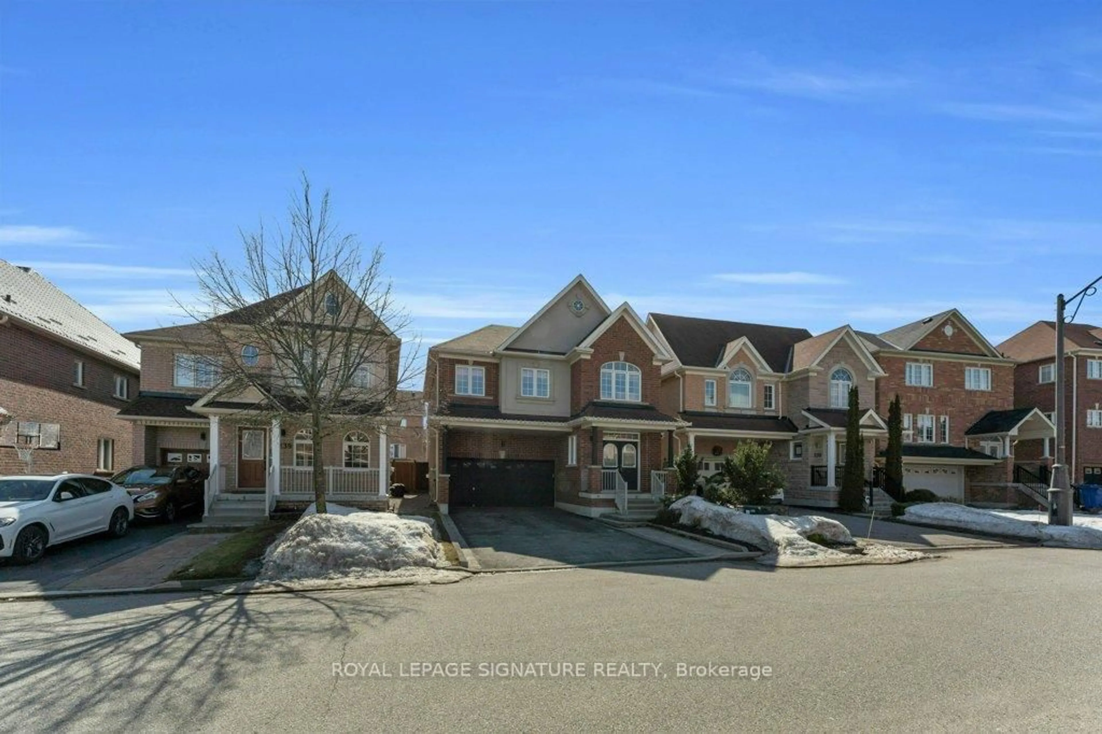 A pic from outside/outdoor area/front of a property/back of a property/a pic from drone, street for 237 Karl Rose Tr, Newmarket Ontario L3X 3J2