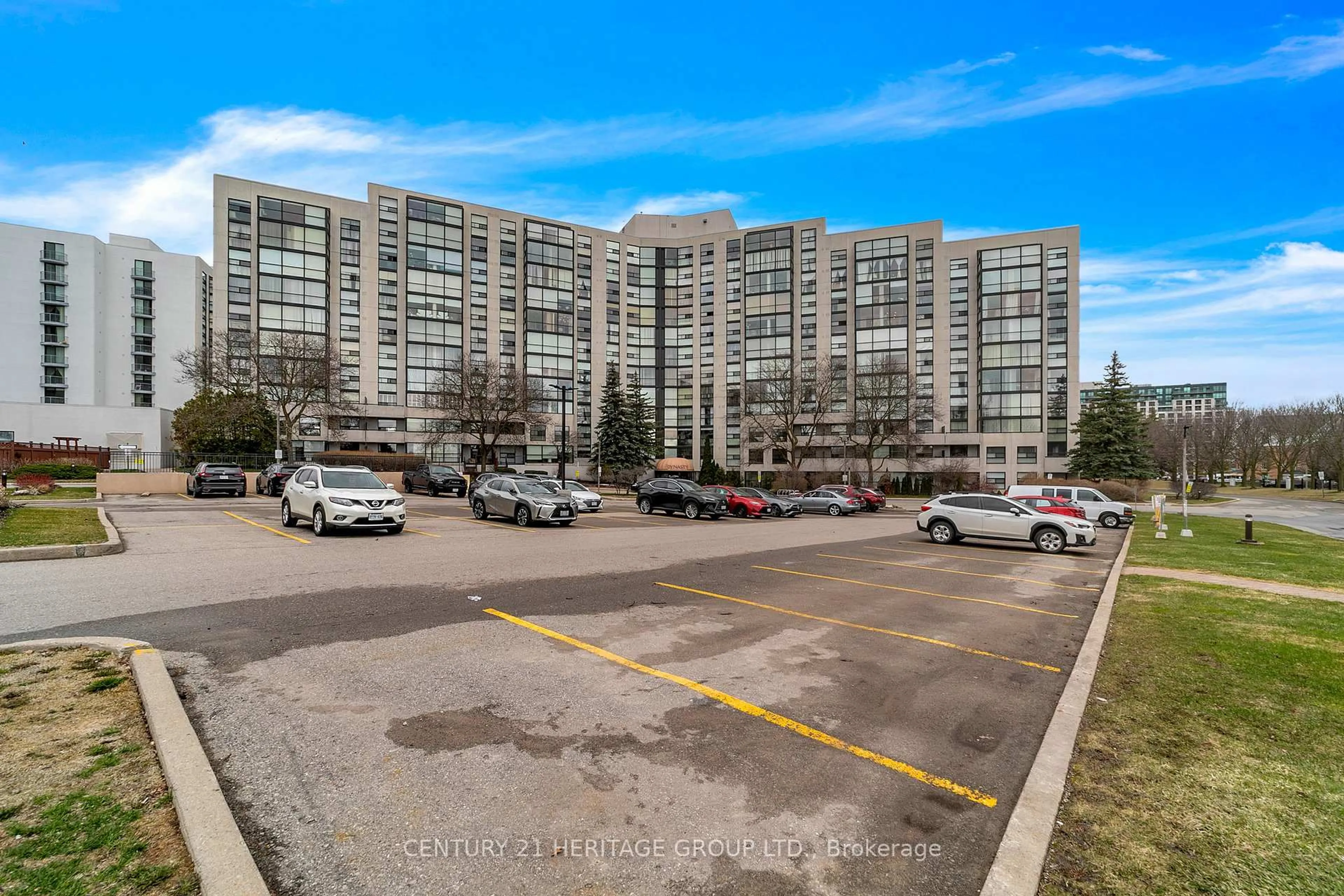 A pic from outside/outdoor area/front of a property/back of a property/a pic from drone, unknown for 30 Harding Blvd #806, Richmond Hill Ontario L4C 9M3