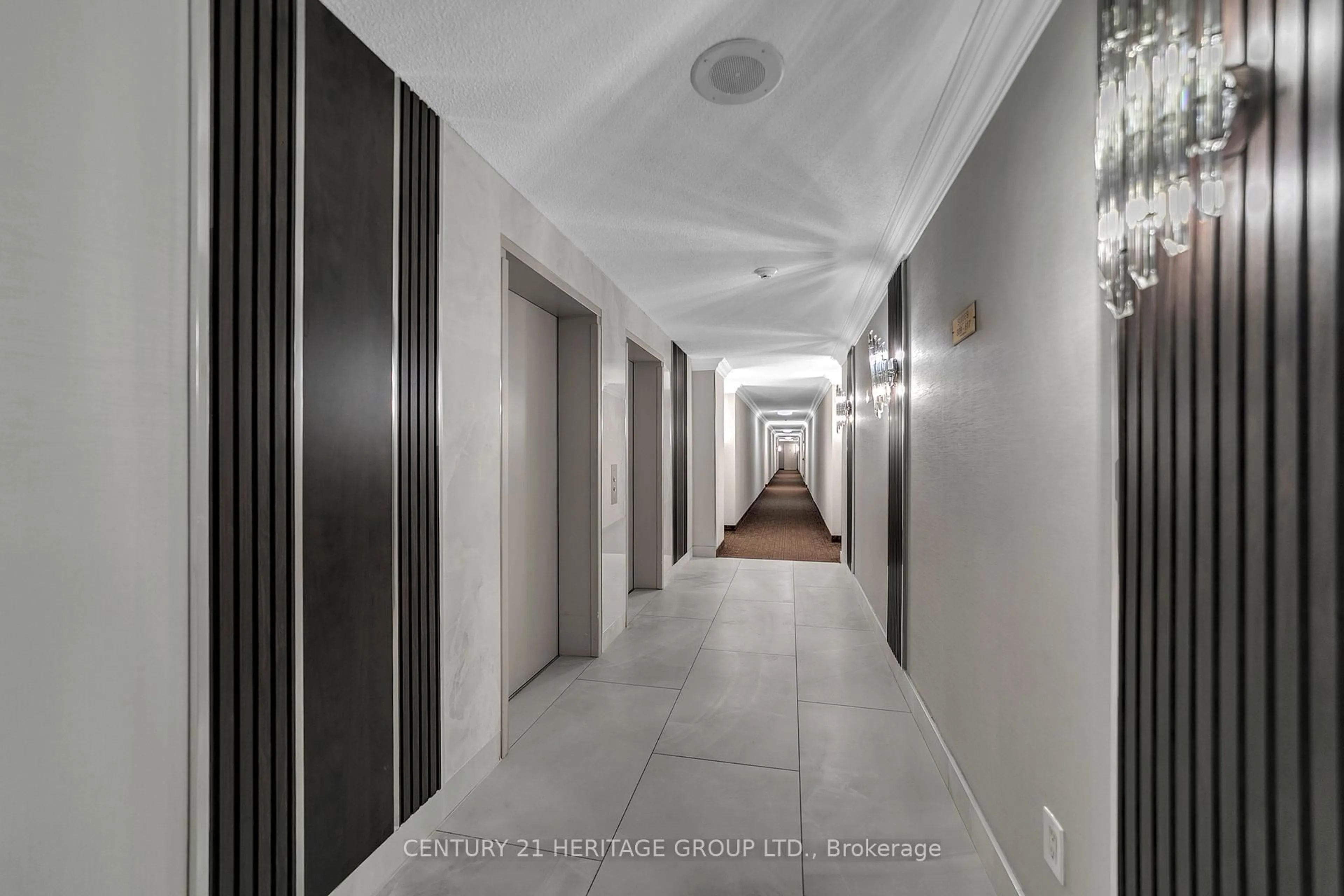 Indoor foyer for 30 Harding Blvd #806, Richmond Hill Ontario L4C 9M3