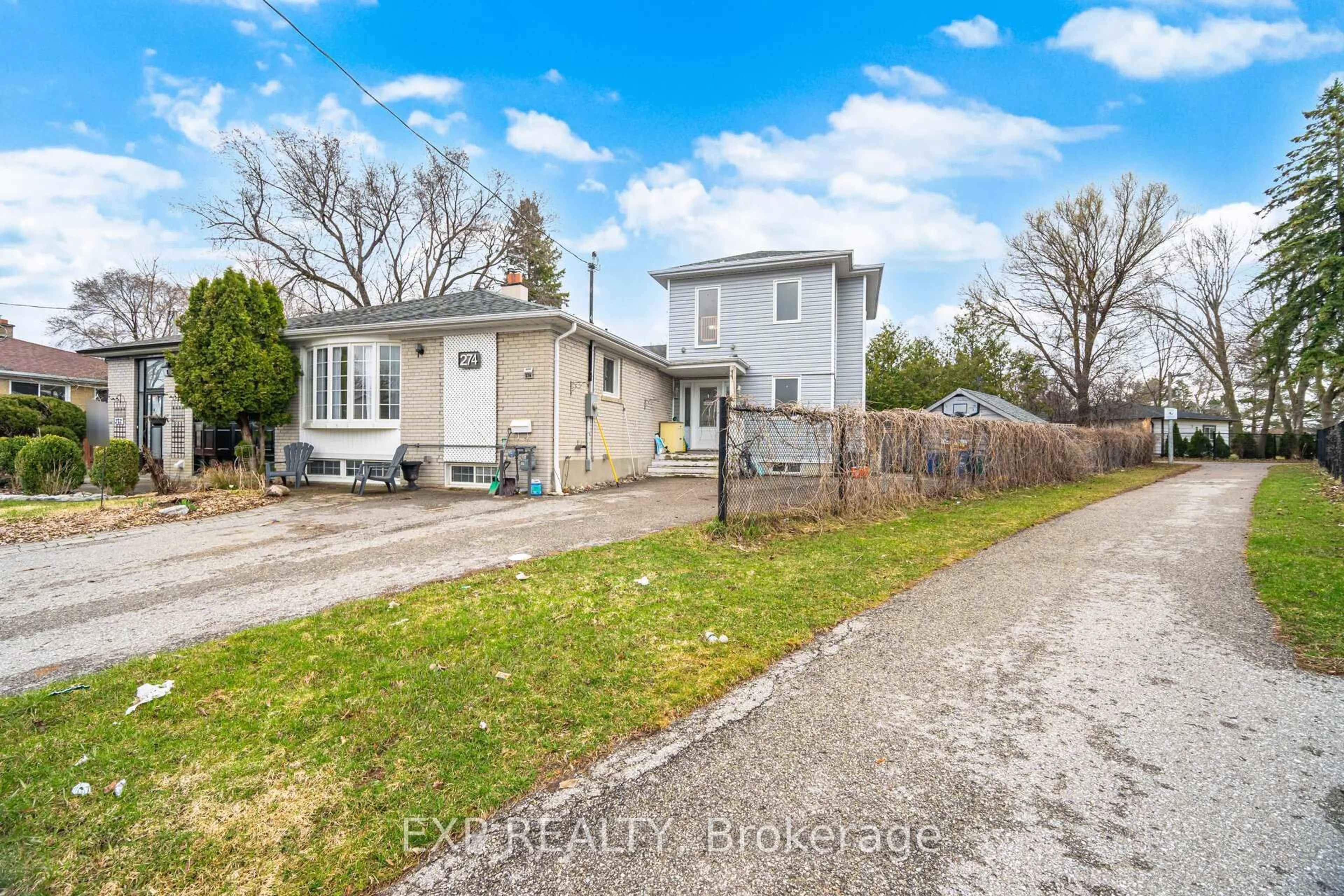 A pic from outside/outdoor area/front of a property/back of a property/a pic from drone, street for 274 Demaine Cres, Richmond Hill Ontario L4C 2W5