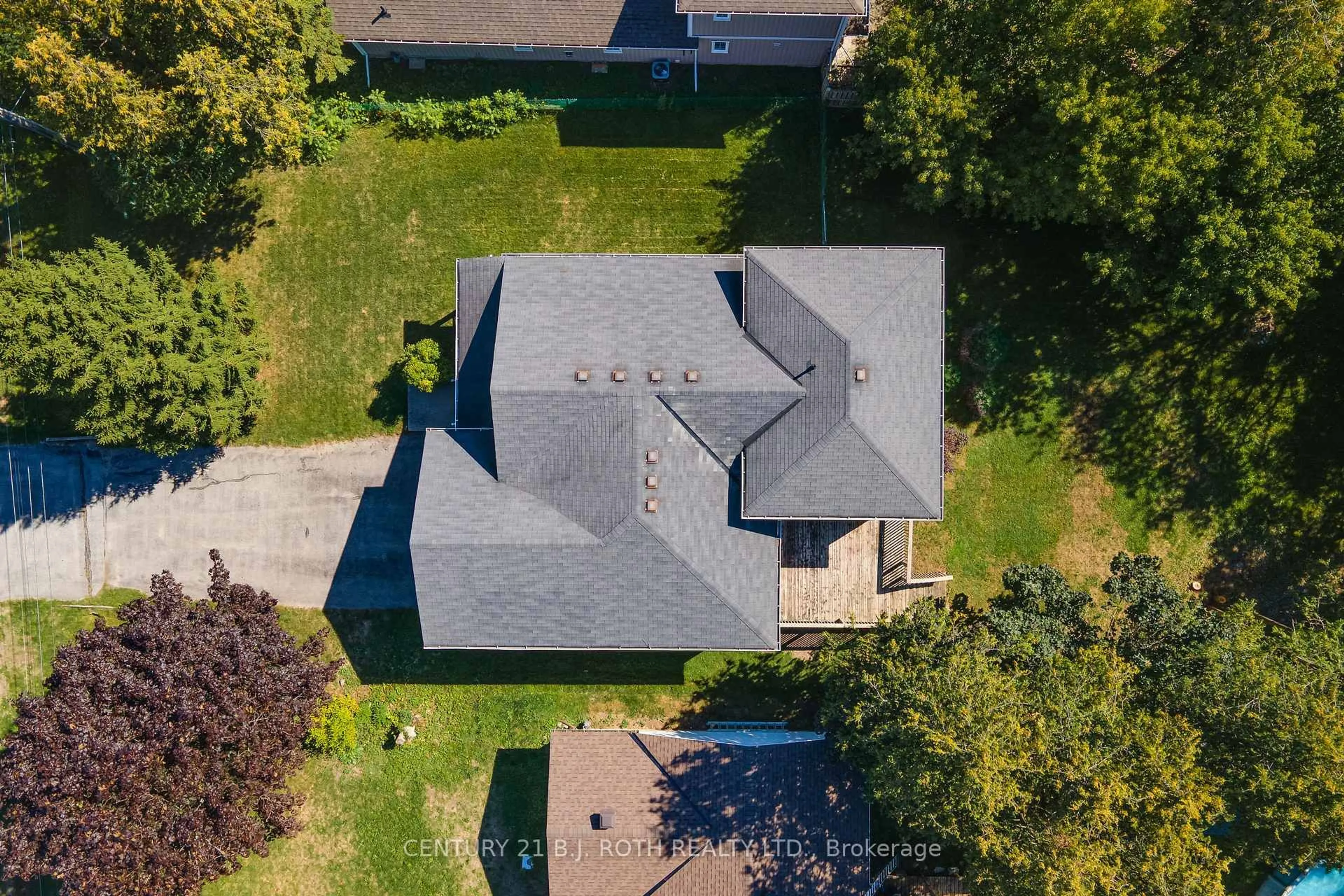 A pic from outside/outdoor area/front of a property/back of a property/a pic from drone, street for 1105 Goshen Rd, Innisfil Ontario L9S 2B5