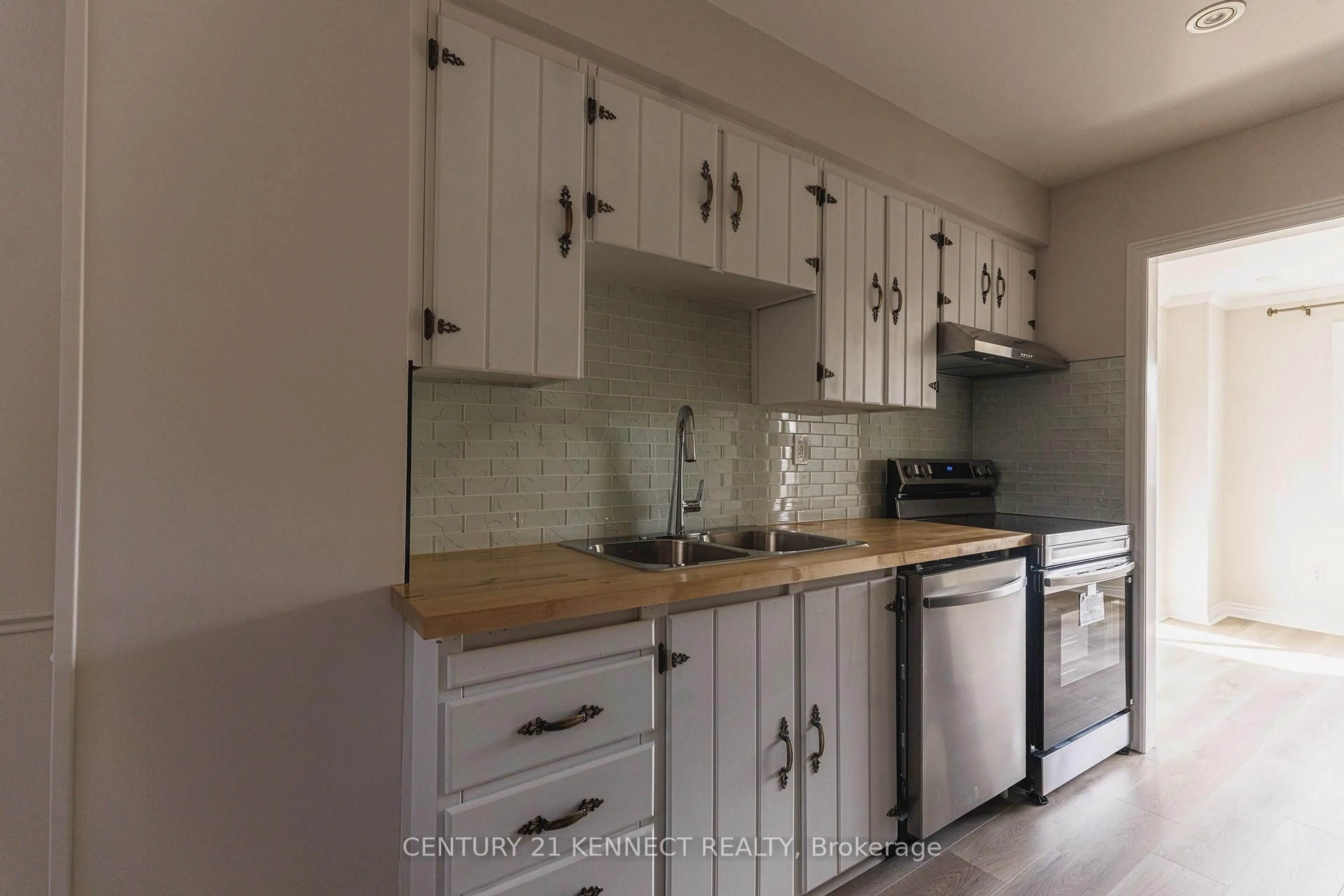 Standard kitchen, wood/laminate floor for 646 Village Pkwy #55, Markham Ontario L3R 2S7