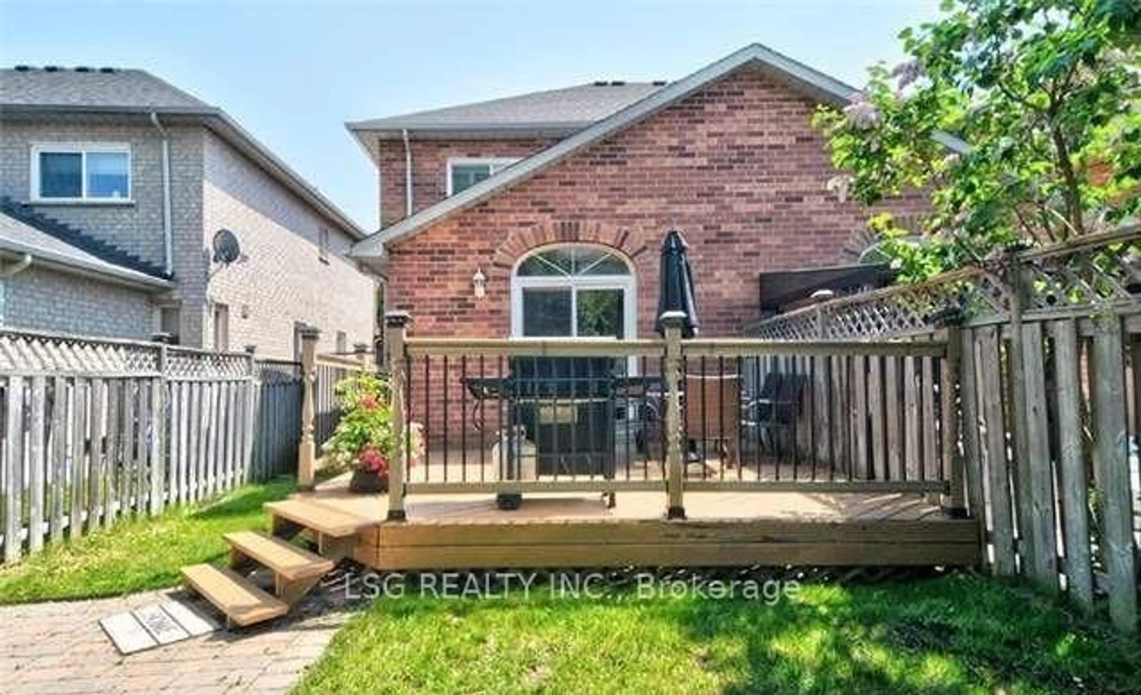 Patio, street for 20 Hollidge Blvd, Aurora Ontario L4G 7H7