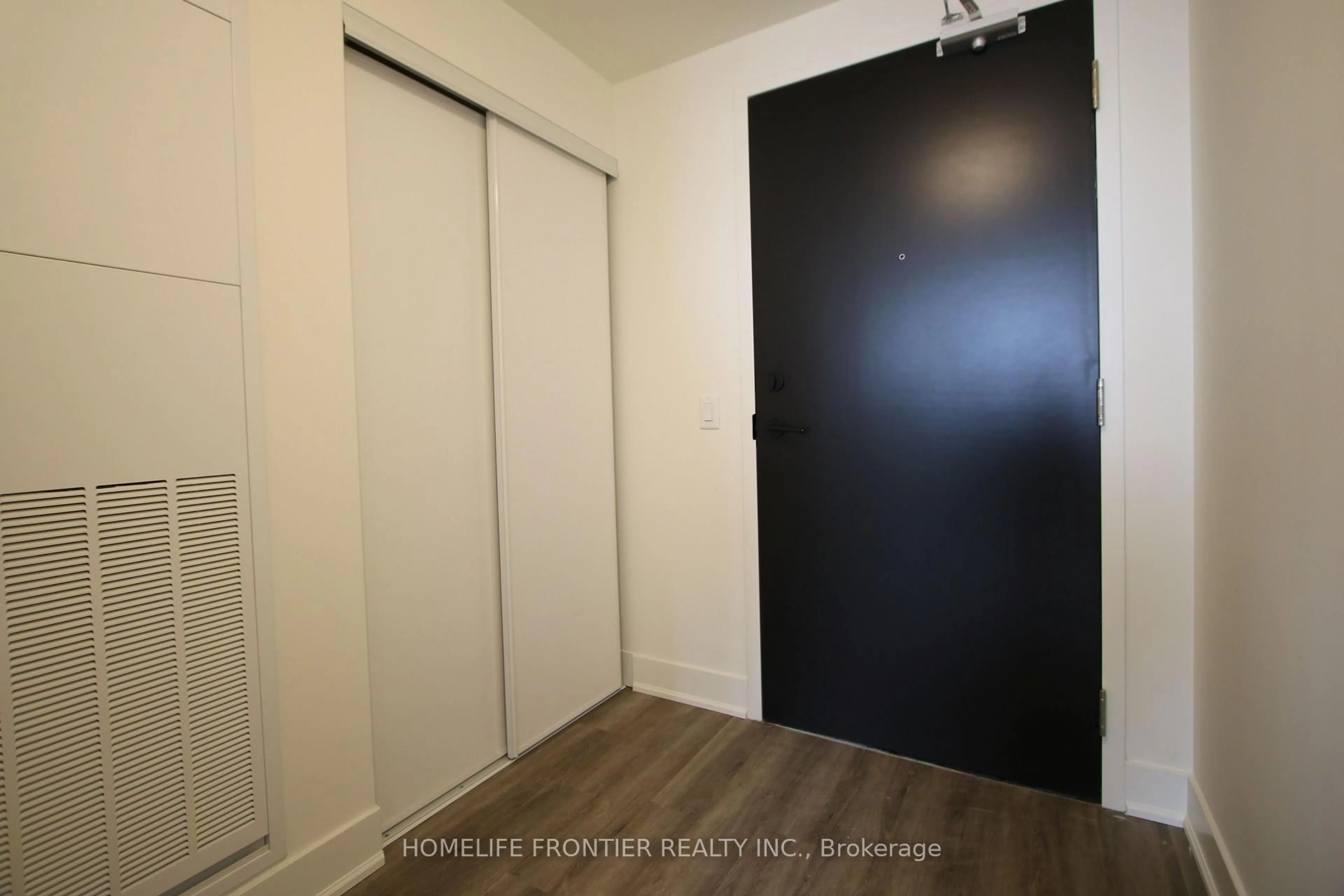 A pic of a room for 185 Deerfield Rd #220, Newmarket Ontario L2Y 0G7