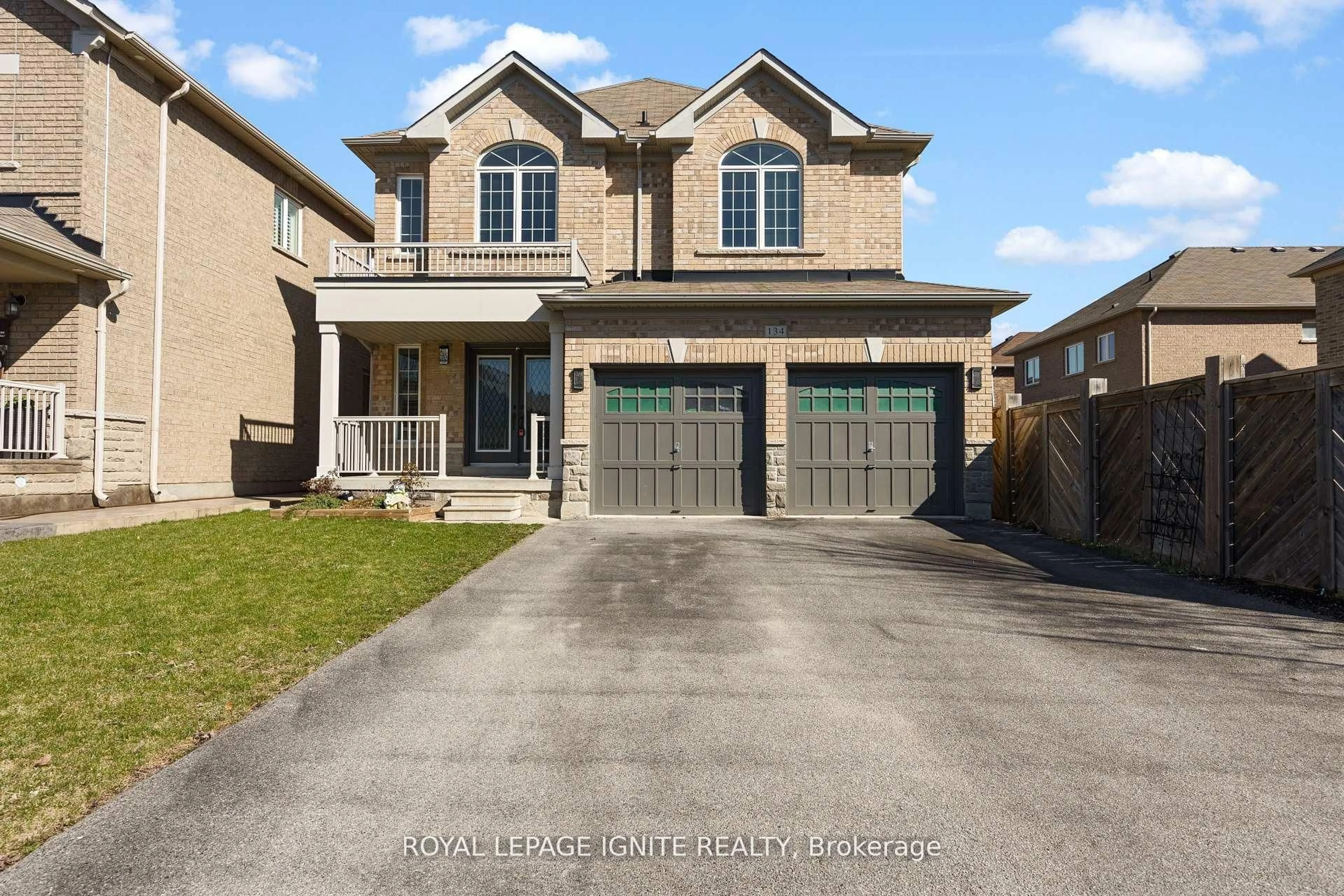 Home with brick exterior material, street for 134 Gardiner Dr, Bradford West Gwillimbury Ontario L3Z 0J6