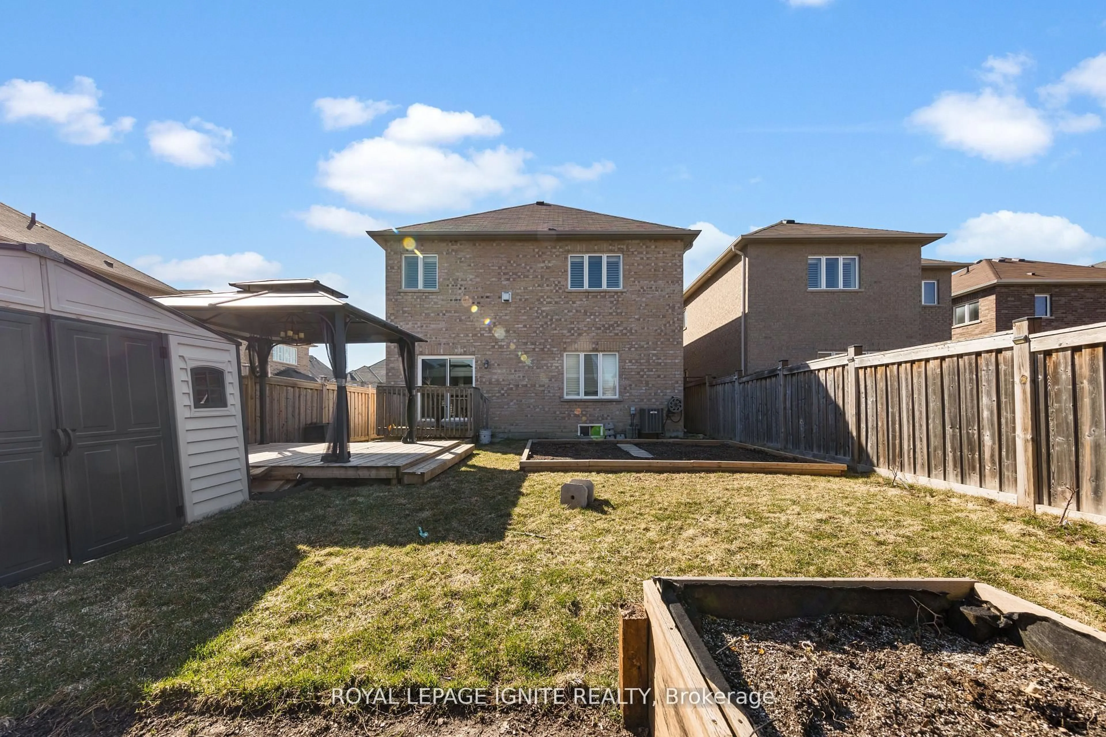 Patio, street for 134 Gardiner Dr, Bradford West Gwillimbury Ontario L3Z 0J6