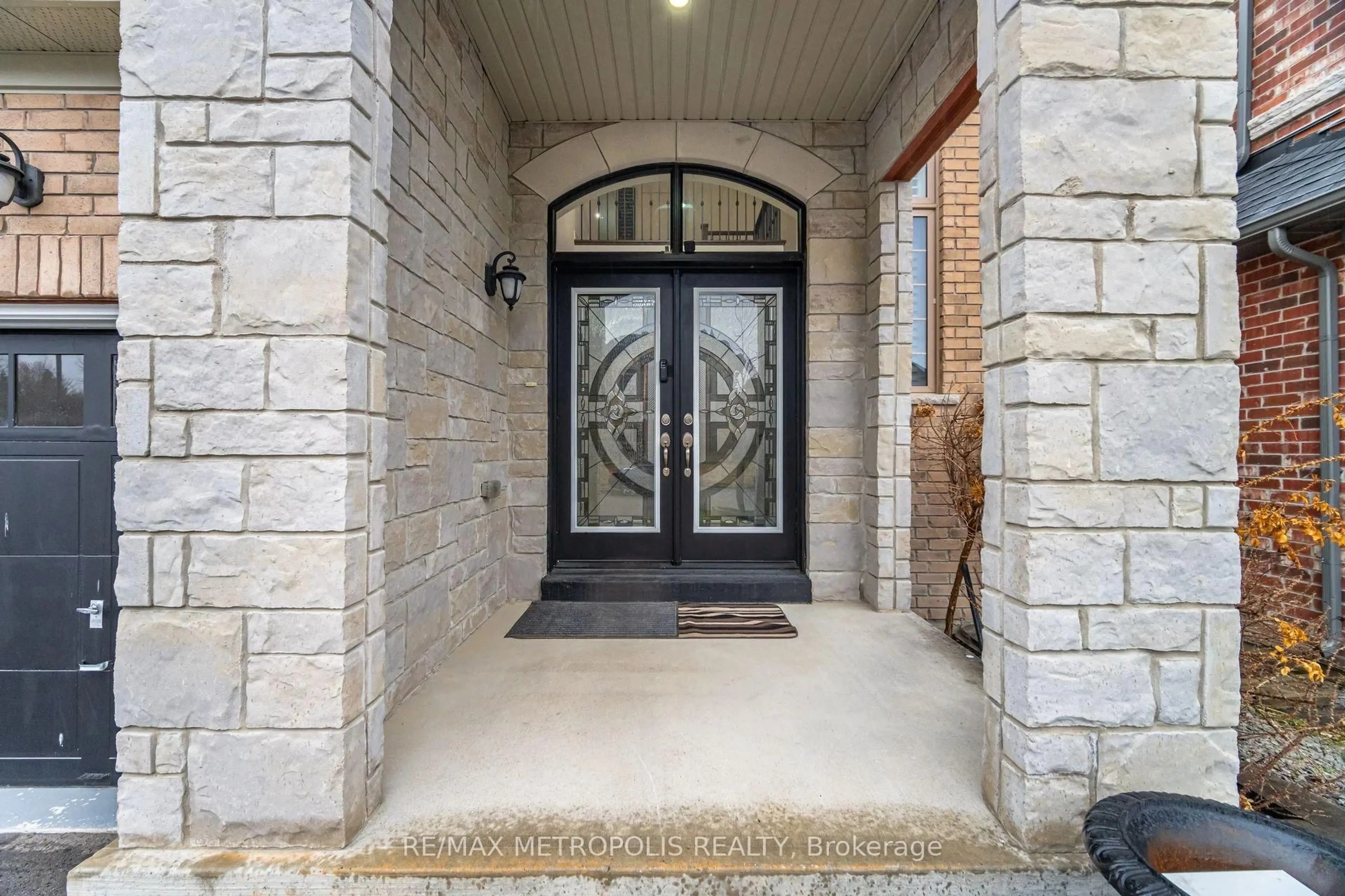 Indoor entryway for 223 Inverness Way, Bradford West Gwillimbury Ontario L3Z 0W5