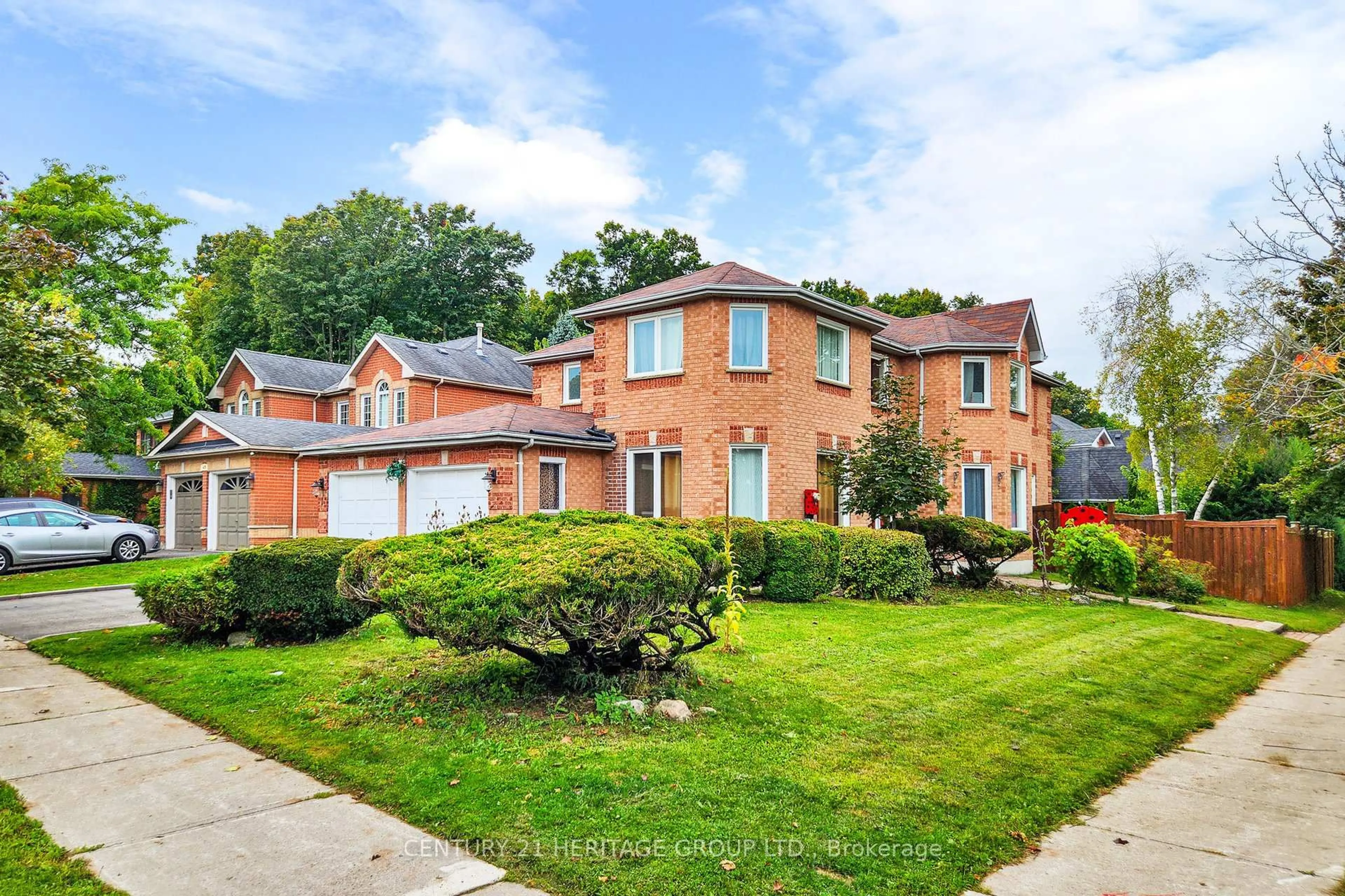 Home with brick exterior material, street for 98 Charing Cres, Aurora Ontario L4G 6P5