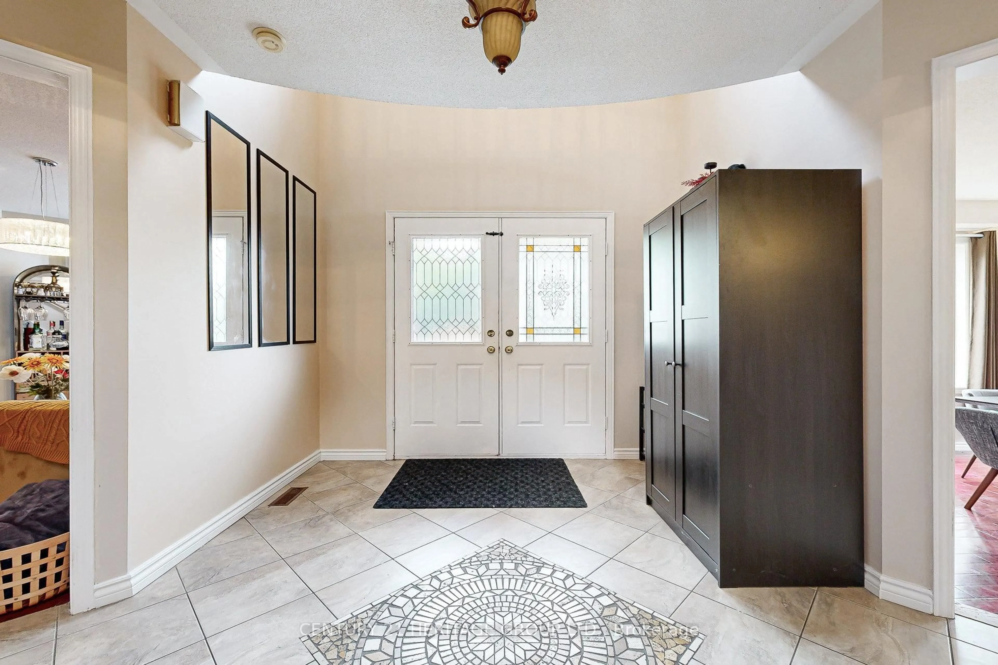 Indoor entryway for 98 Charing Cres, Aurora Ontario L4G 6P5