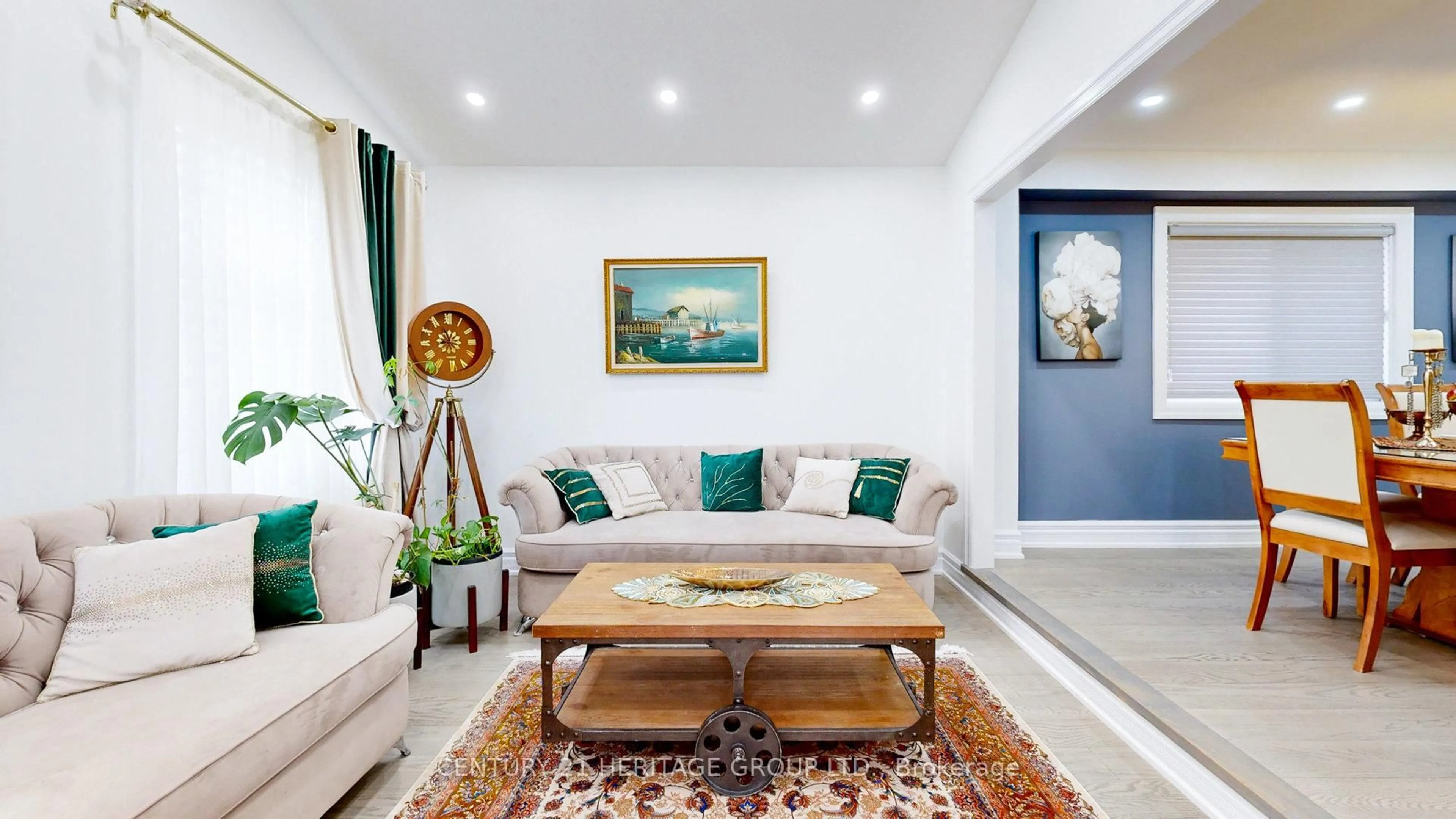 Living room with furniture, unknown for 160 Carlyle Cres, Aurora Ontario L4G 6P8