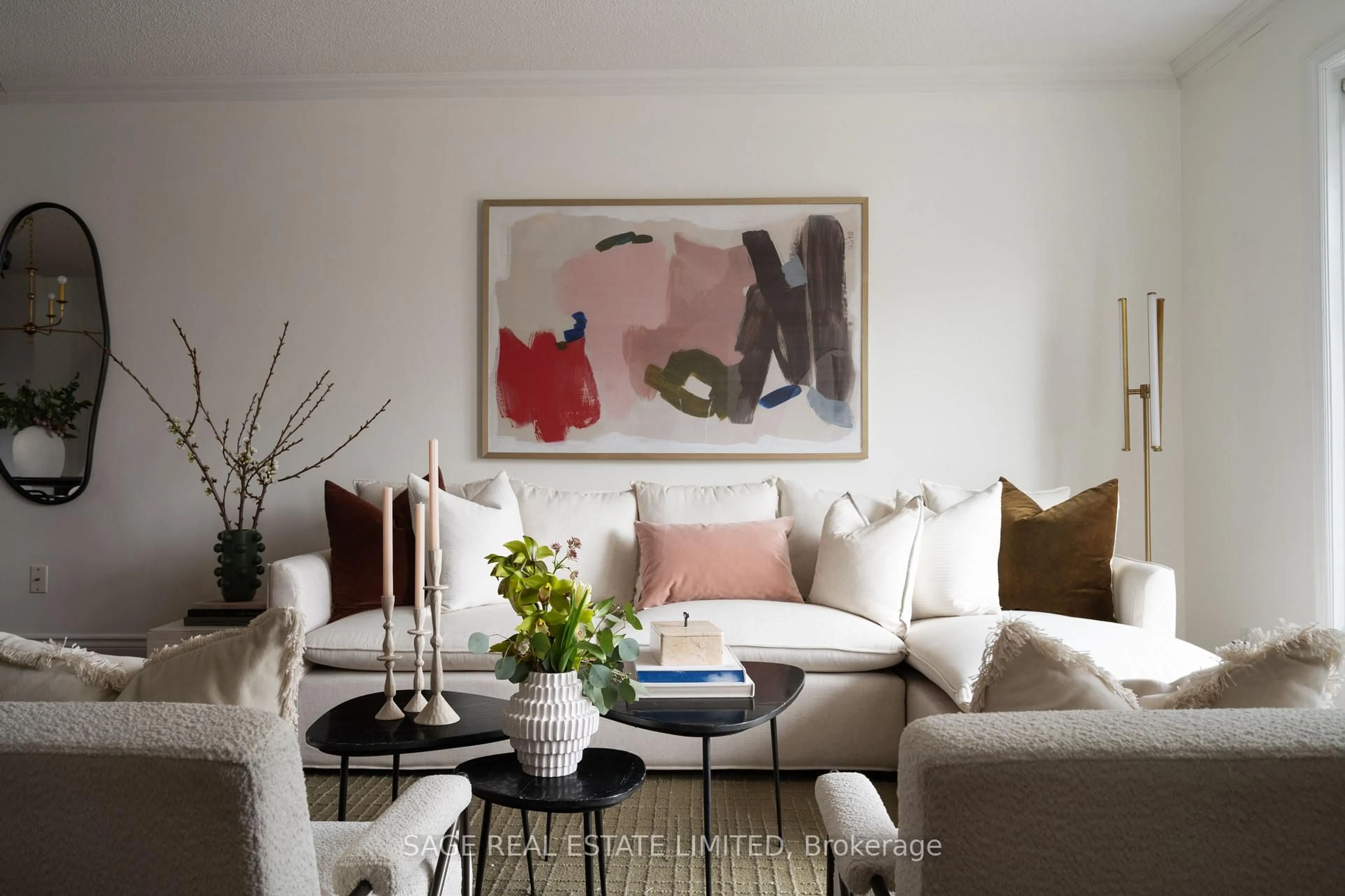 Living room with furniture, unknown for 228 Yorkshire Dr, Newmarket Ontario L3Y 6J7