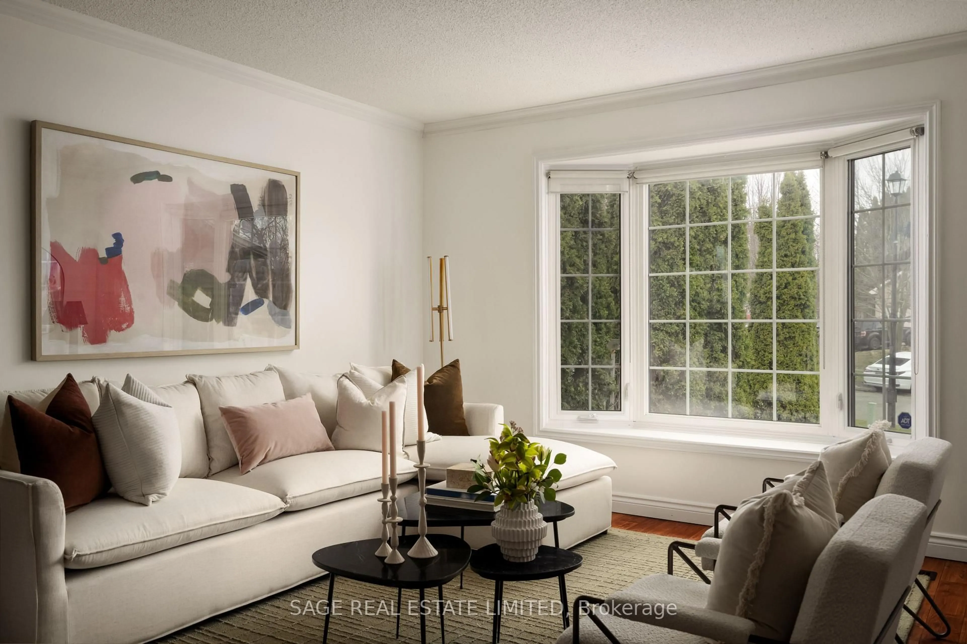 Living room with furniture, unknown for 228 Yorkshire Dr, Newmarket Ontario L3Y 6J7