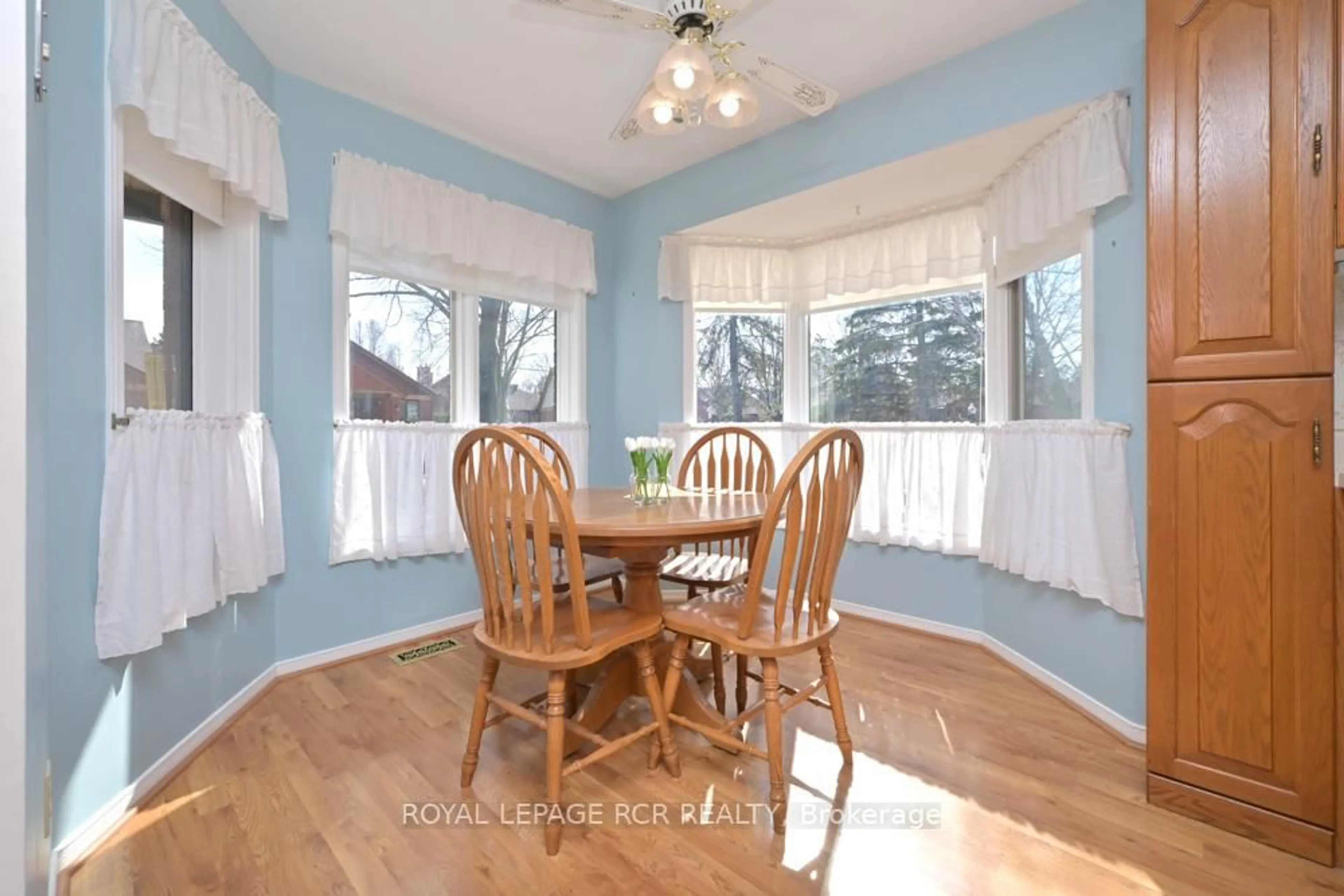 Dining room, wood/laminate floor for 7 Glen Eden Way, New Tecumseth Ontario L9R 1R4
