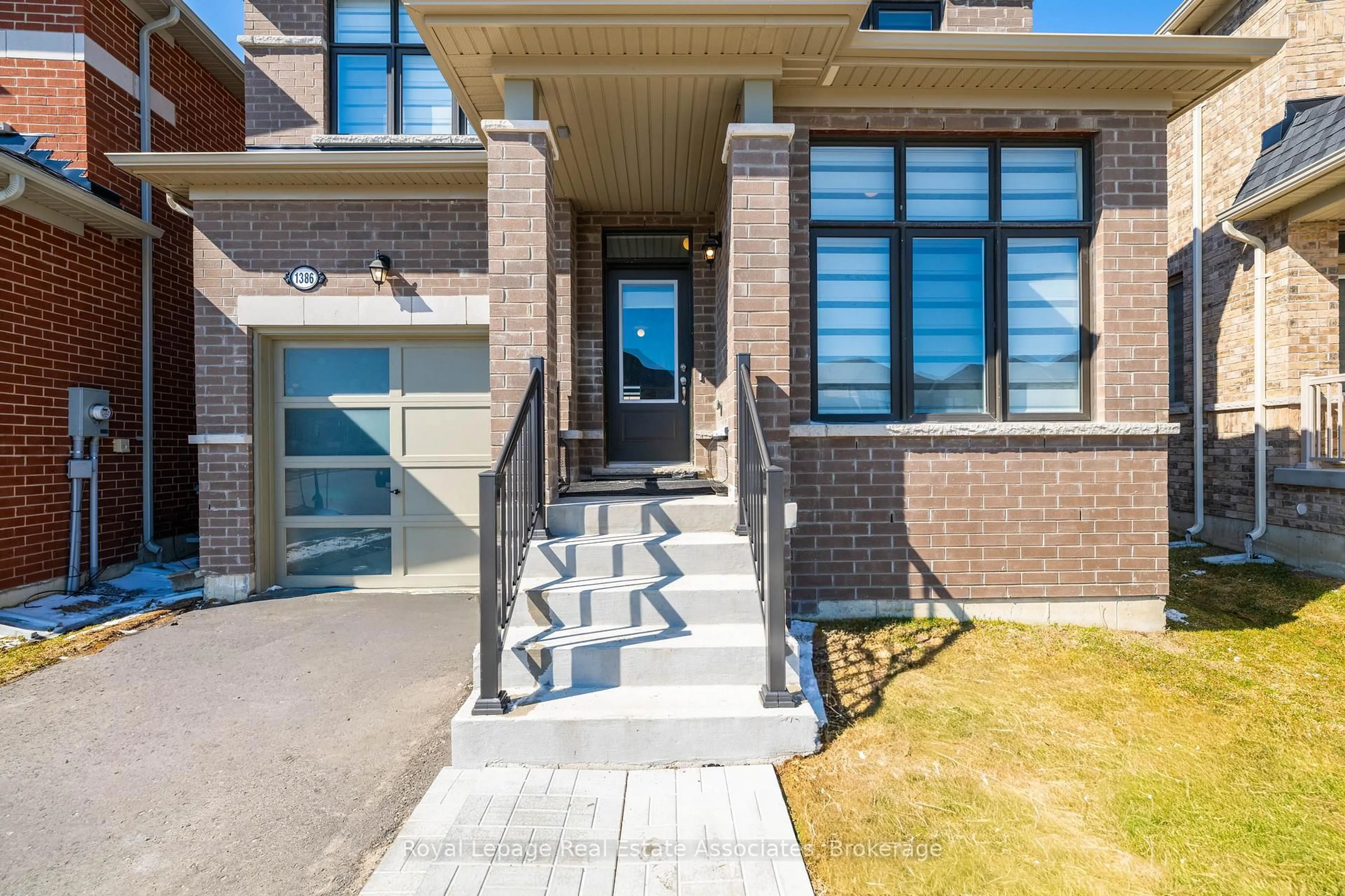 Home with brick exterior material, street for 1386 Davis Loop, Innisfil Ontario L0L 1W0