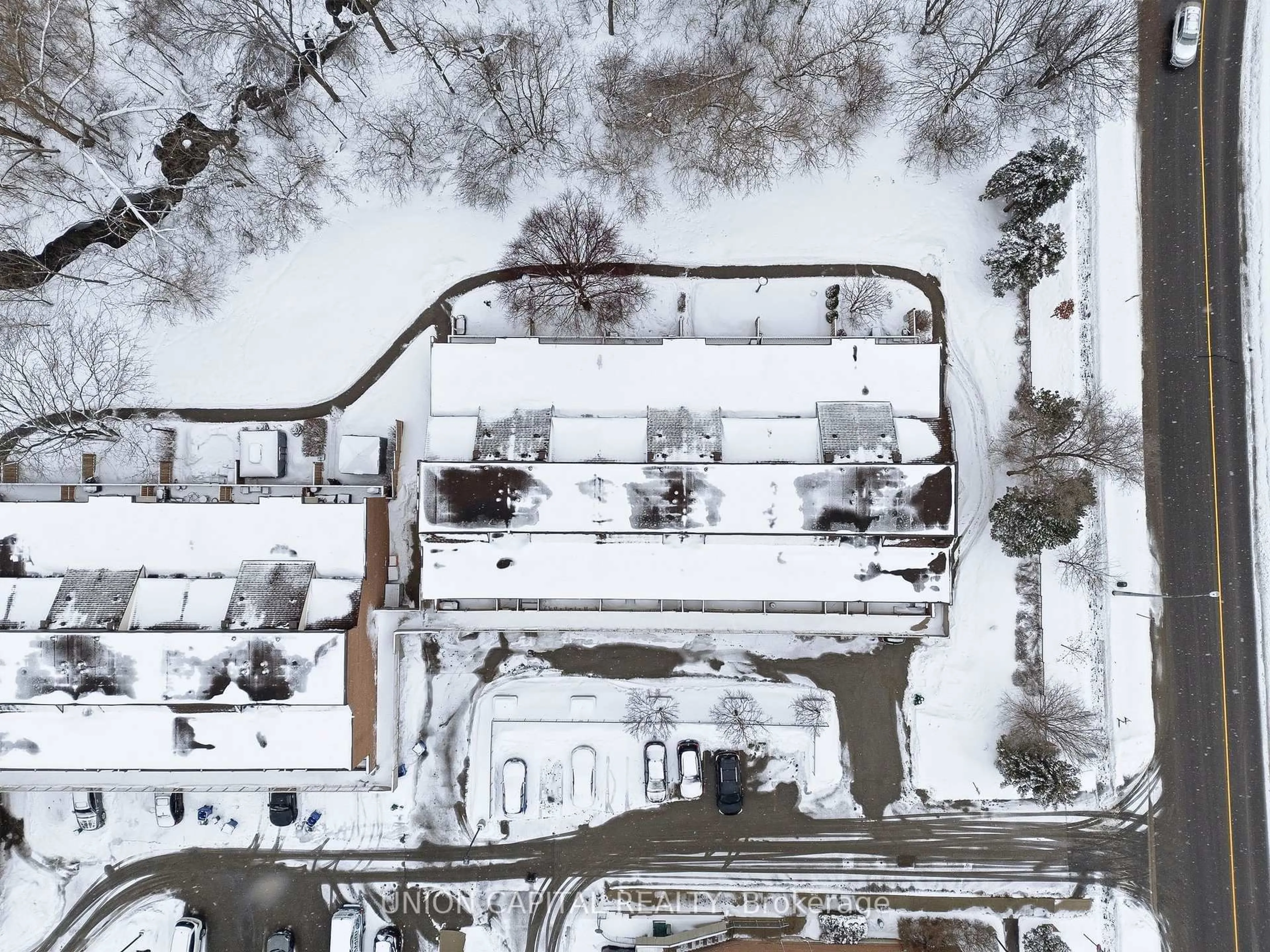 A pic from outside/outdoor area/front of a property/back of a property/a pic from drone, street for 317 Milestone Cres, Aurora Ontario L4G 3M2