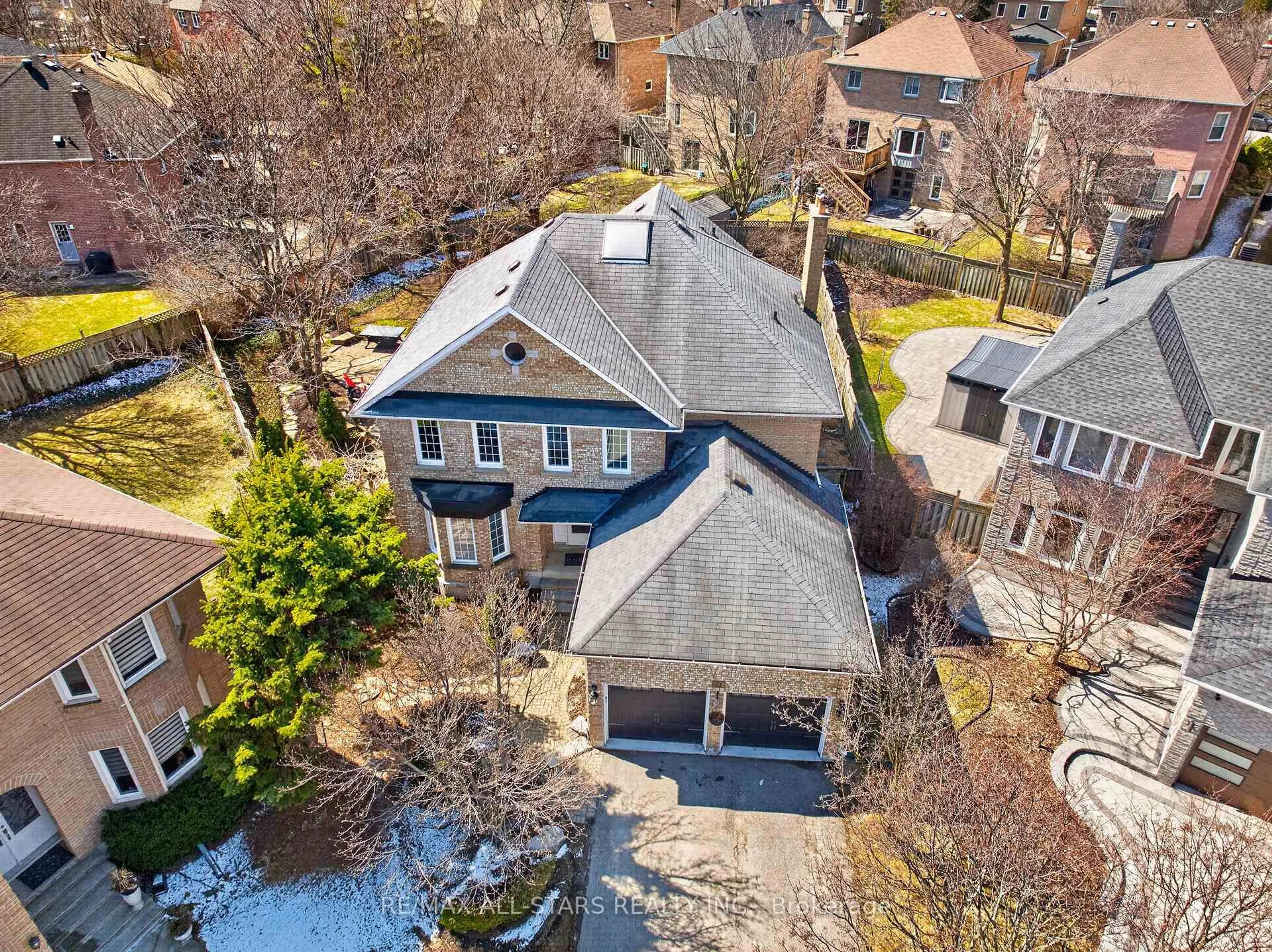 A pic from outside/outdoor area/front of a property/back of a property/a pic from drone, street for 11 Bliss Crt, Markham Ontario L3R 9E7