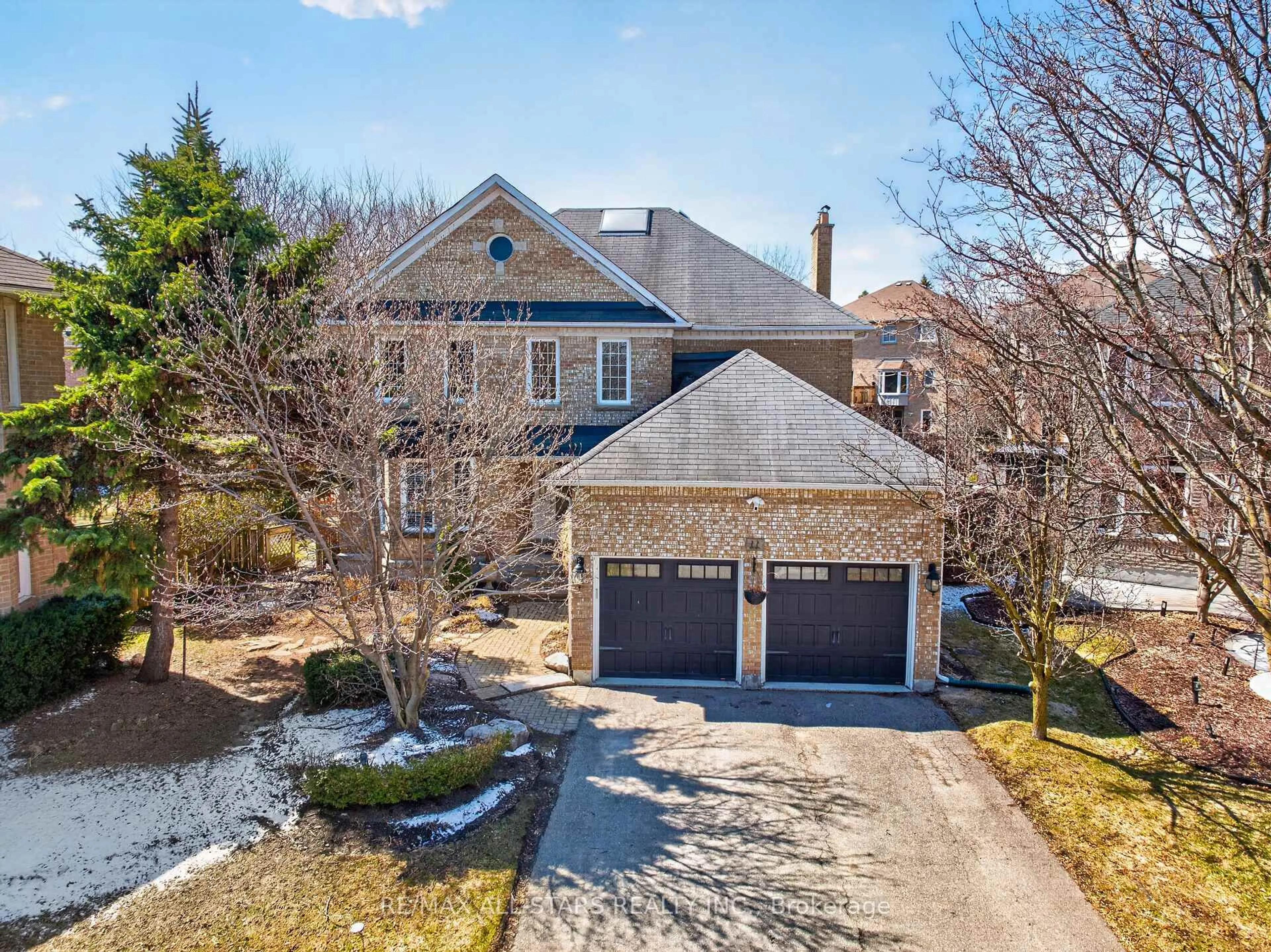 A pic from outside/outdoor area/front of a property/back of a property/a pic from drone, street for 11 Bliss Crt, Markham Ontario L3R 9E7