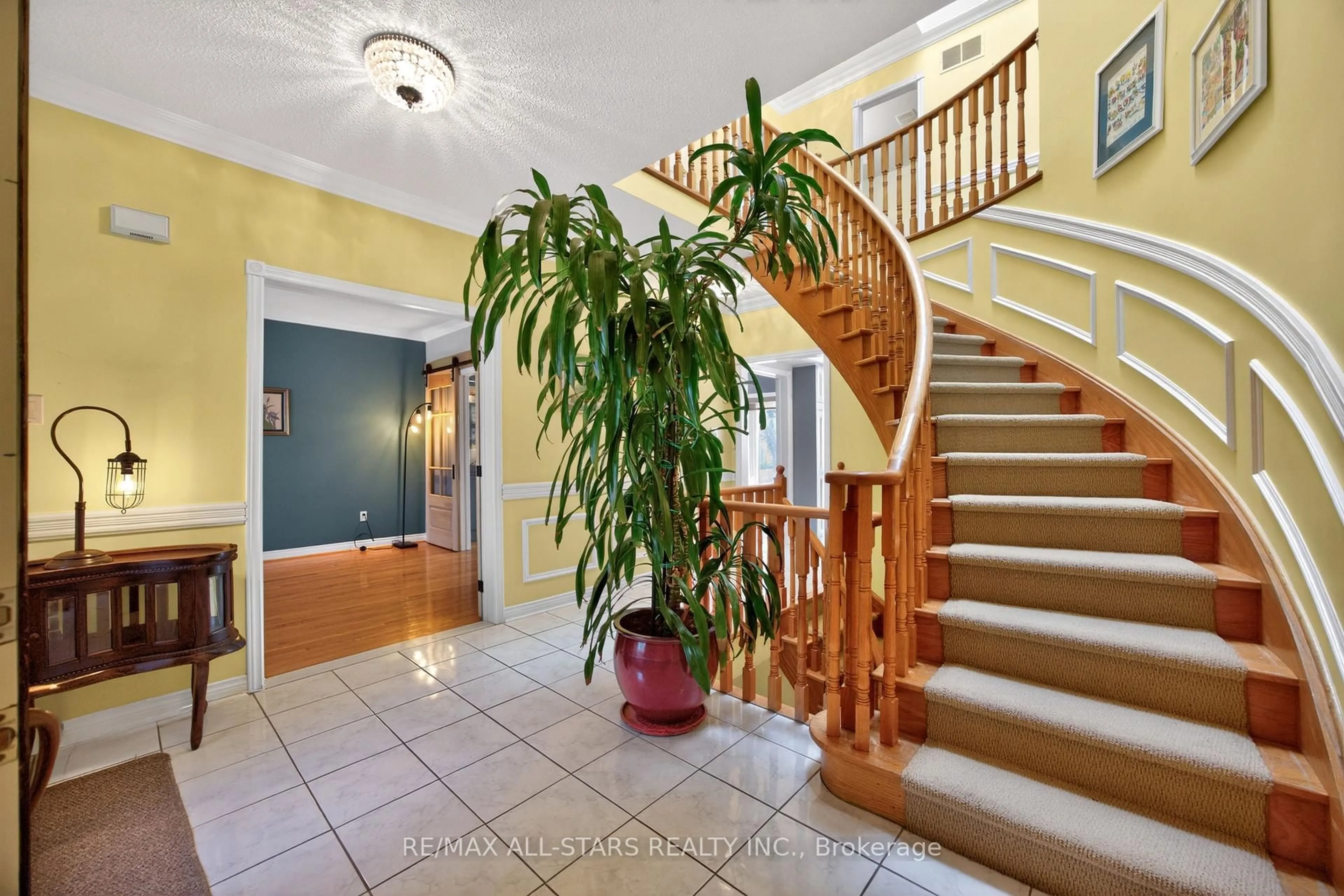 Indoor foyer for 11 Bliss Crt, Markham Ontario L3R 9E7