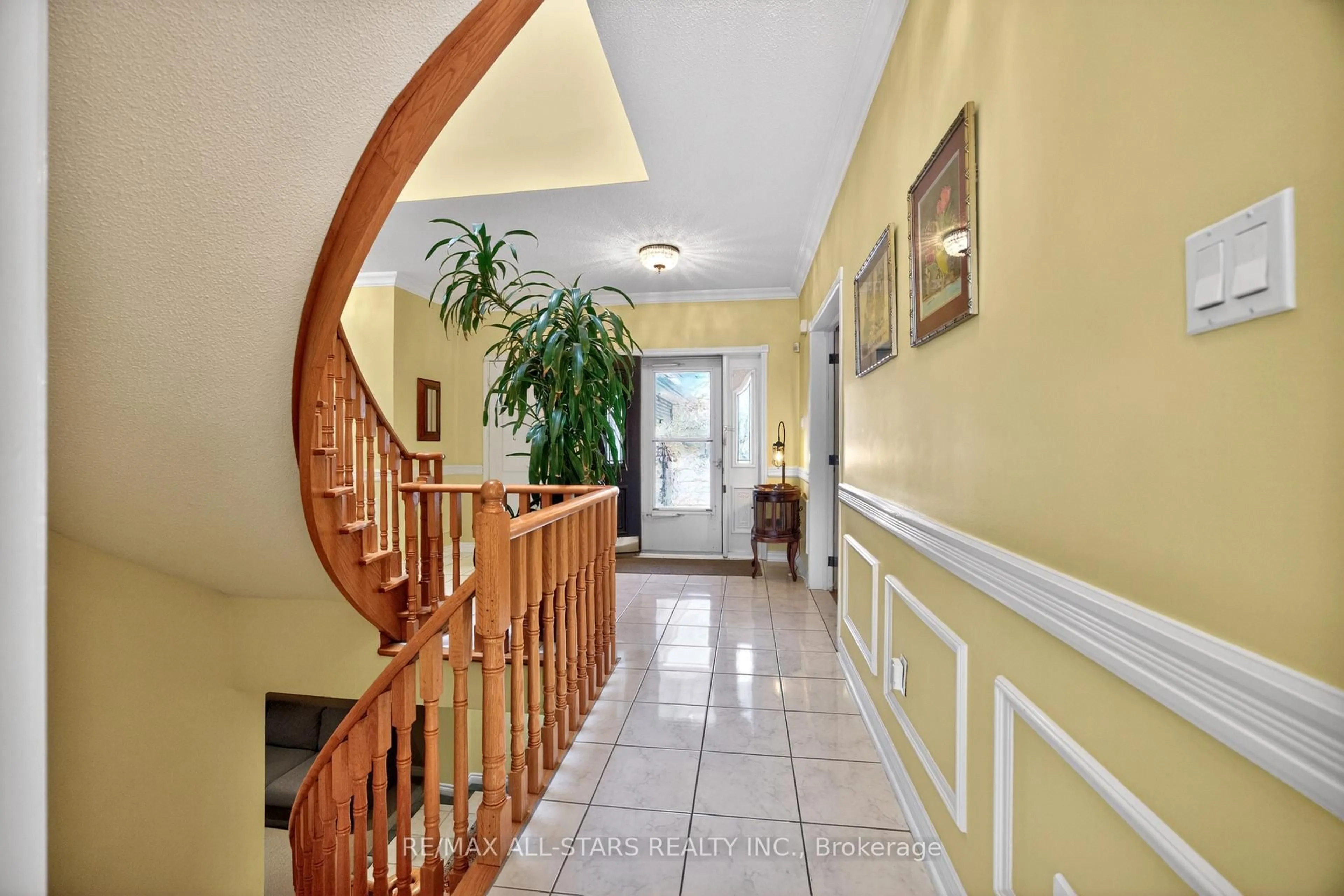 Indoor foyer for 11 Bliss Crt, Markham Ontario L3R 9E7