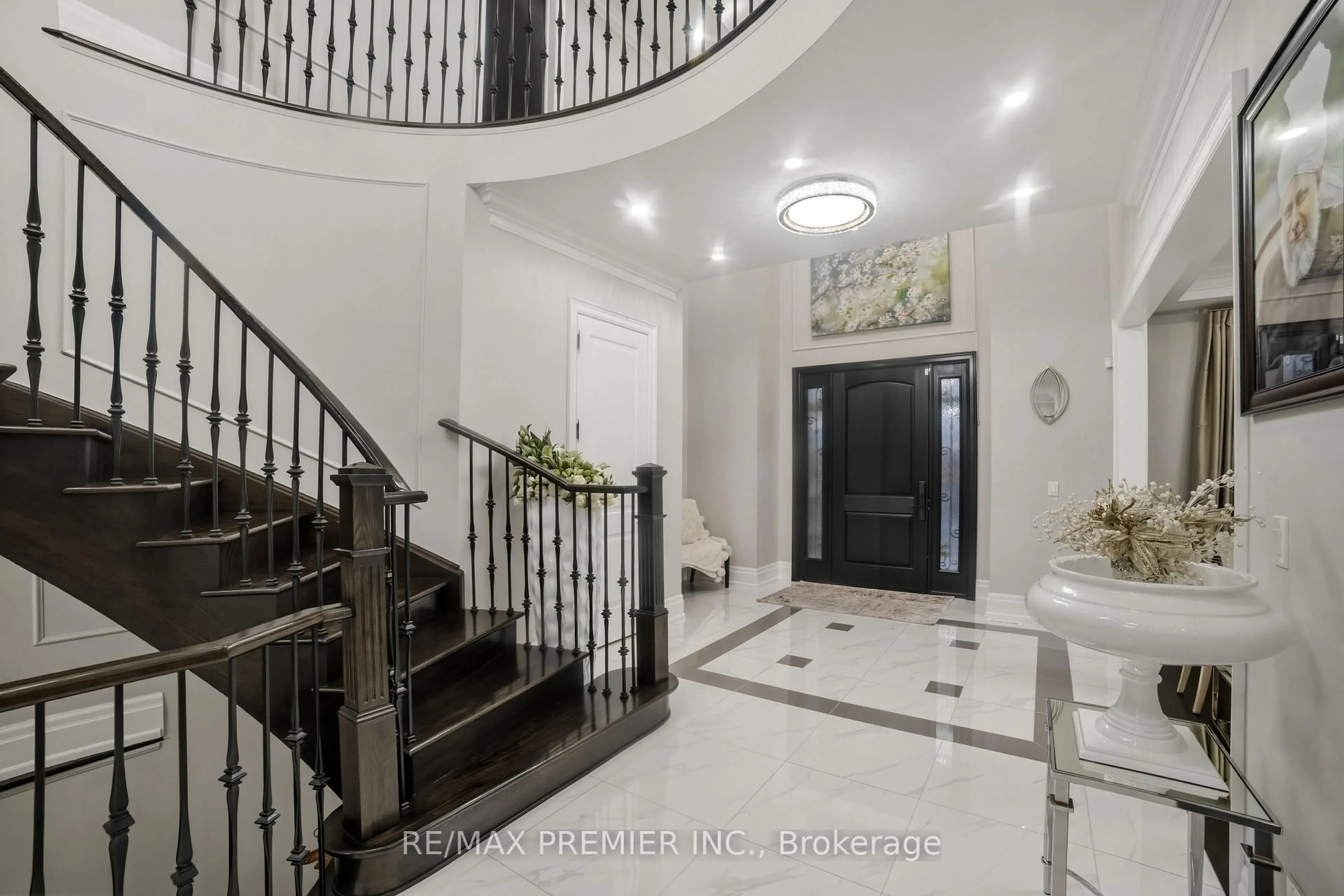 Indoor foyer for 2180 King Vaughan Rd, Vaughan Ontario L6A 2A7
