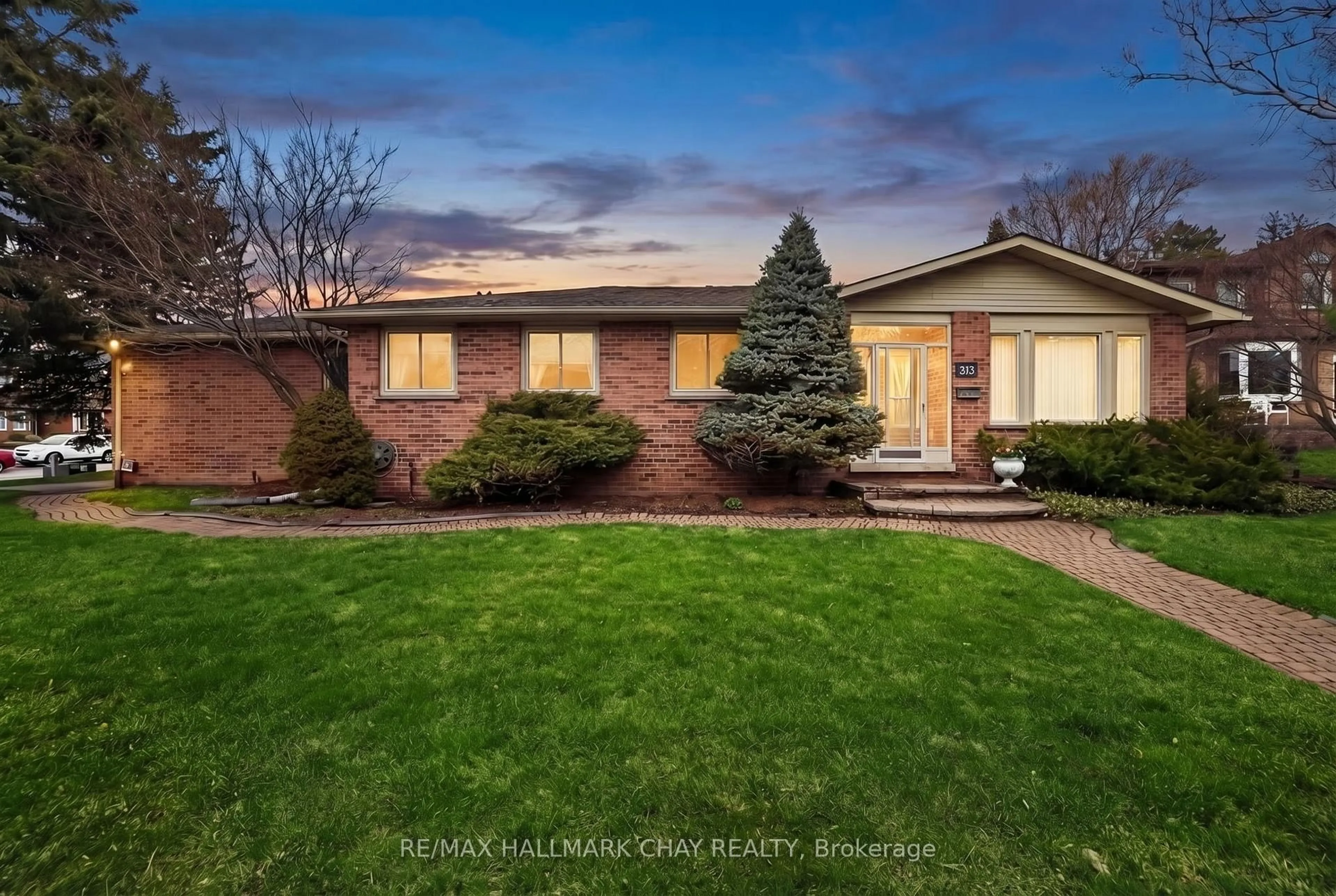 Home with brick exterior material, street for 363 London Rd, Newmarket Ontario L3Y 6G3