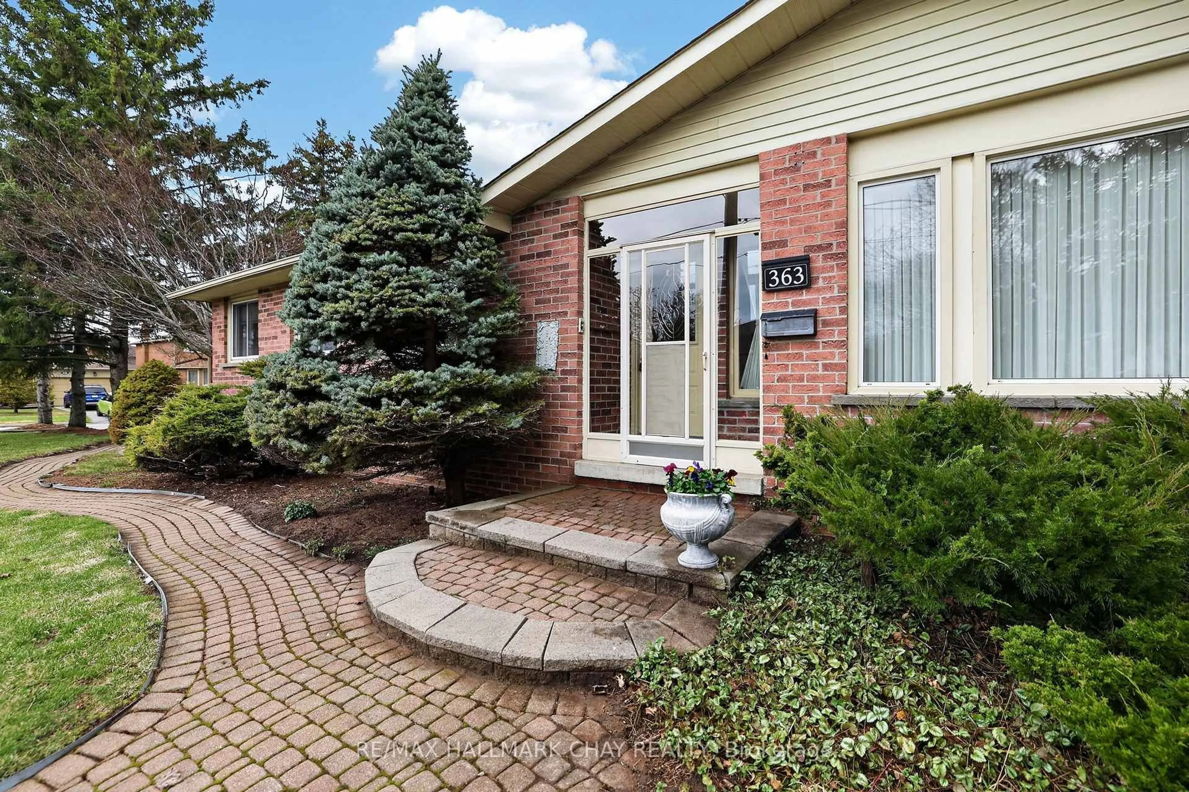 Home with brick exterior material, street for 363 London Rd, Newmarket Ontario L3Y 6G3