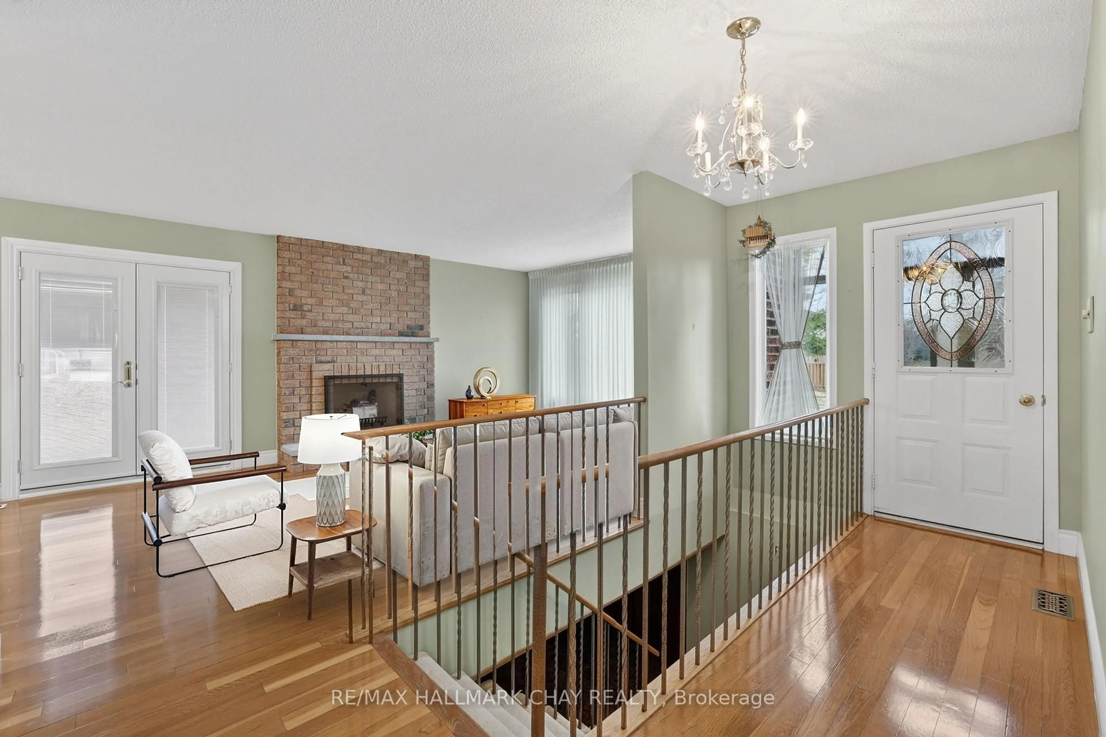 Indoor entryway for 363 London Rd, Newmarket Ontario L3Y 6G3