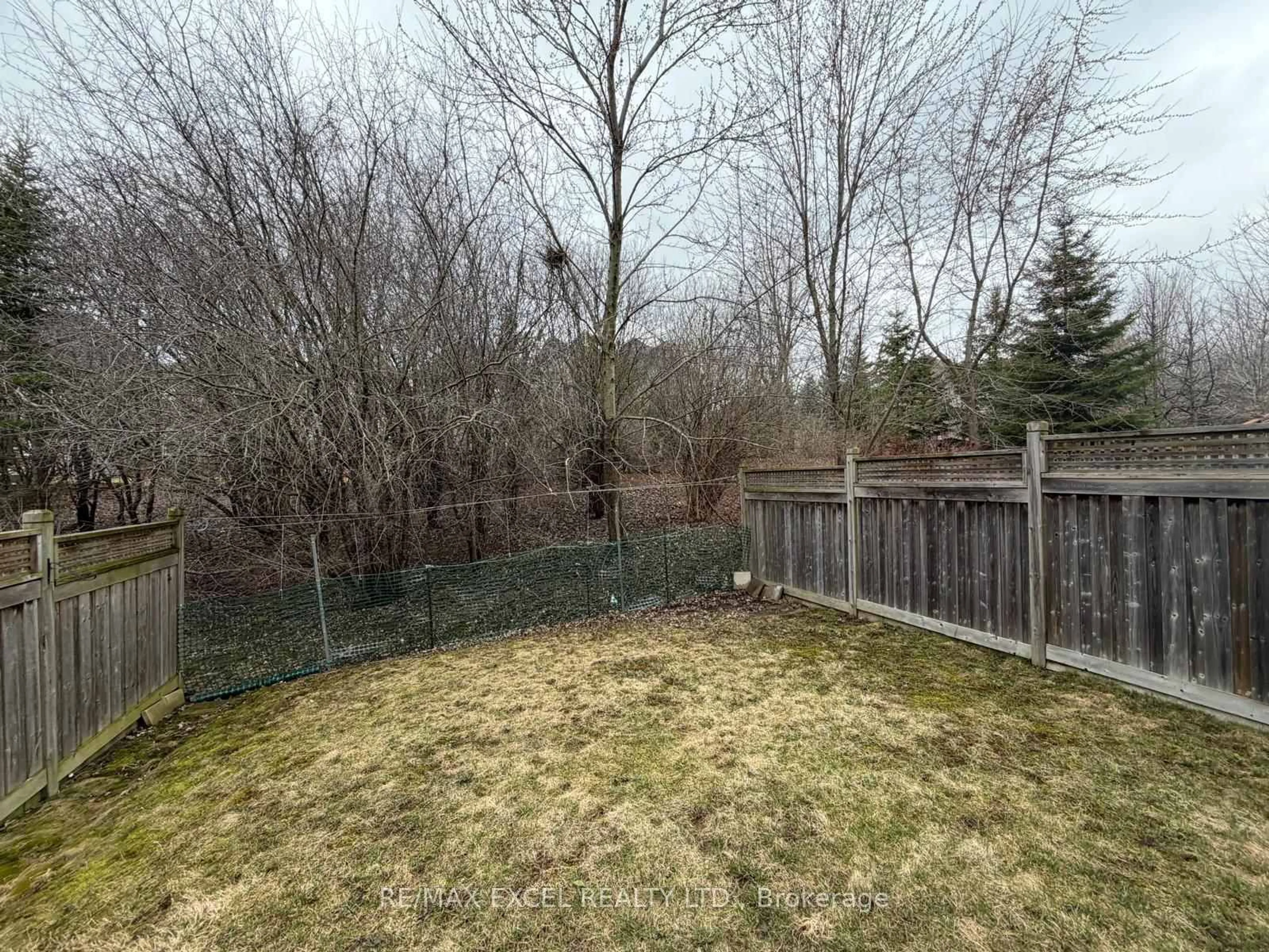 A pic from outside/outdoor area/front of a property/back of a property/a pic from drone, forest/trees view for 450 Worthington Ave #3, Richmond Hill Ontario L4E 0E5
