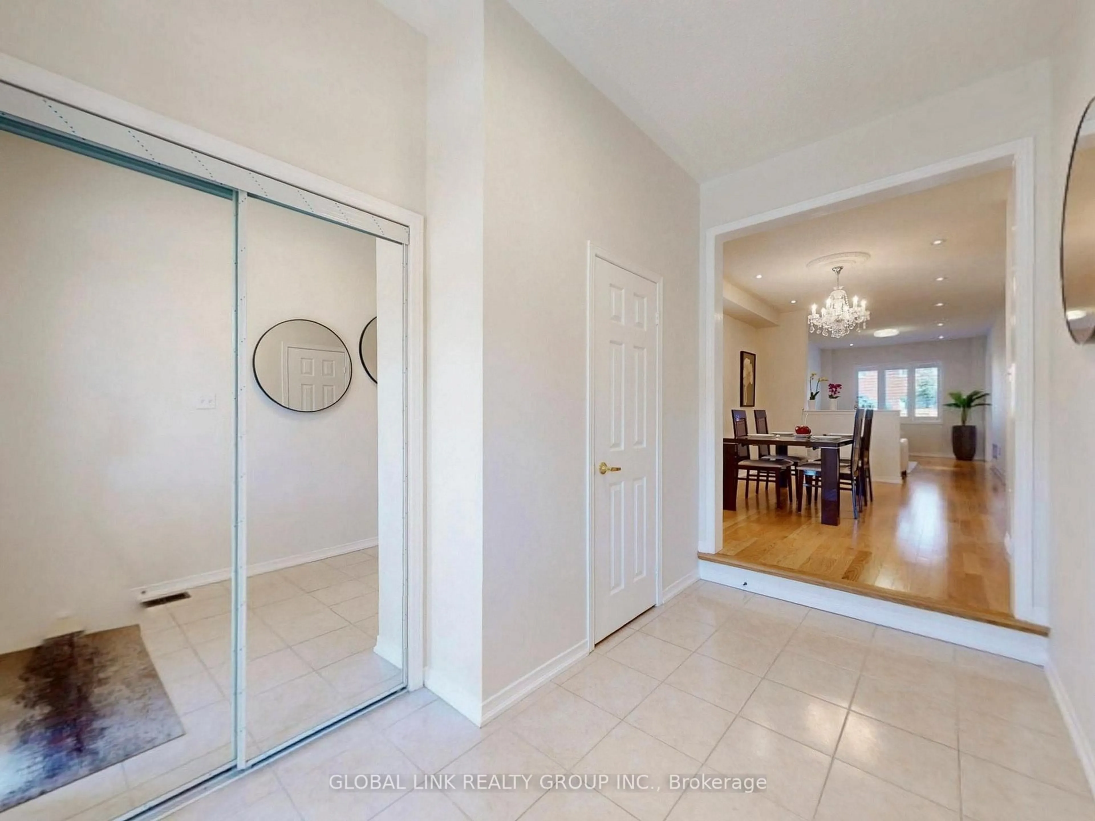Indoor entryway for 98 Wilf Morden Rd, Whitchurch-Stouffville Ontario L4A 0K1