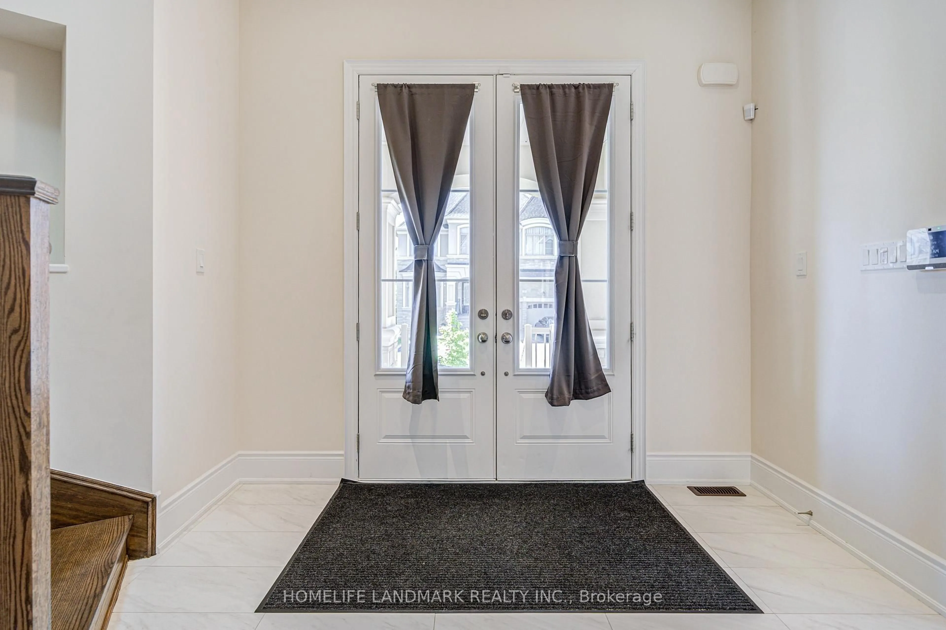 Indoor entryway for 14 Love Crt, Richmond Hill Ontario L4B 0G2