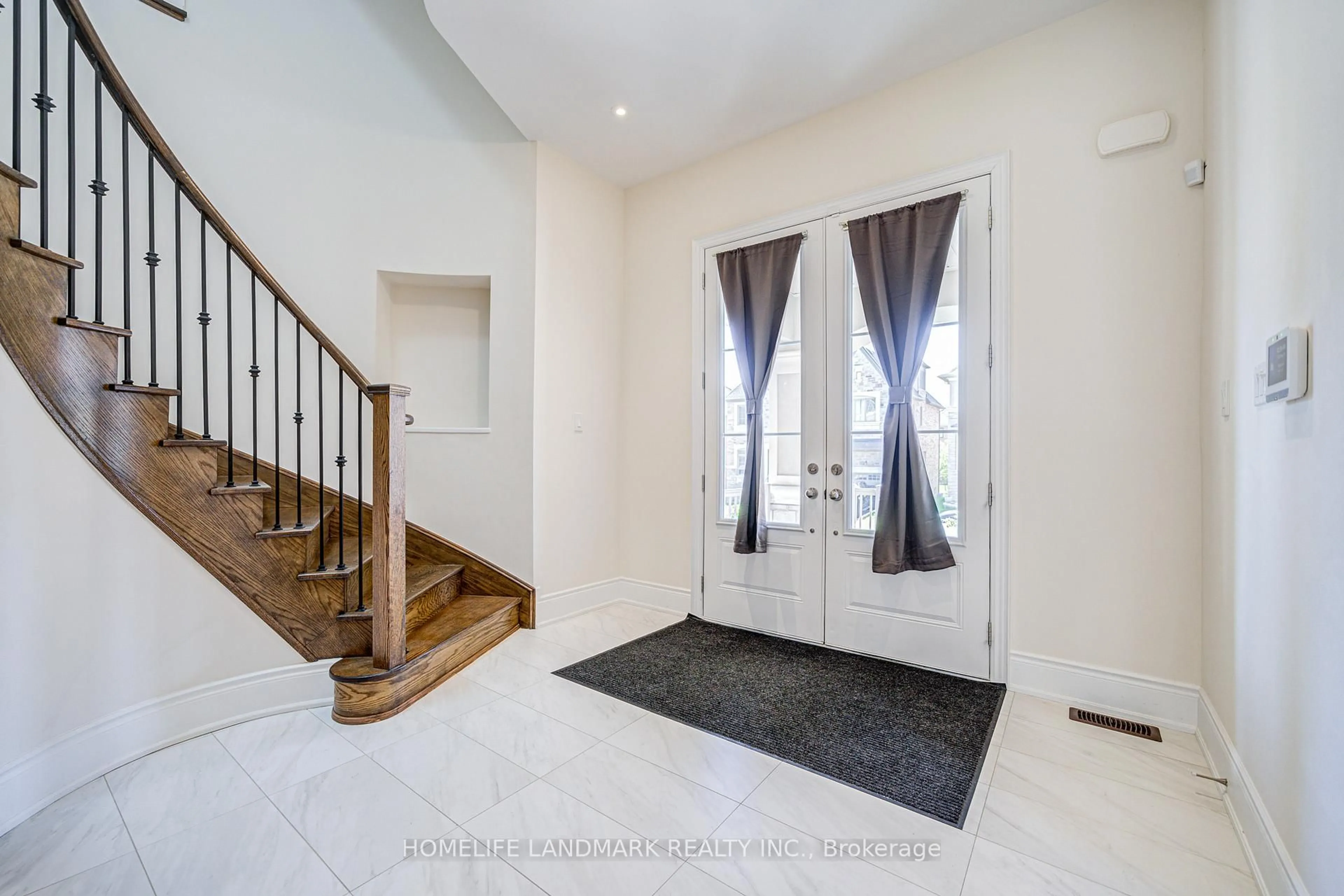 Indoor entryway for 14 Love Crt, Richmond Hill Ontario L4B 0G2