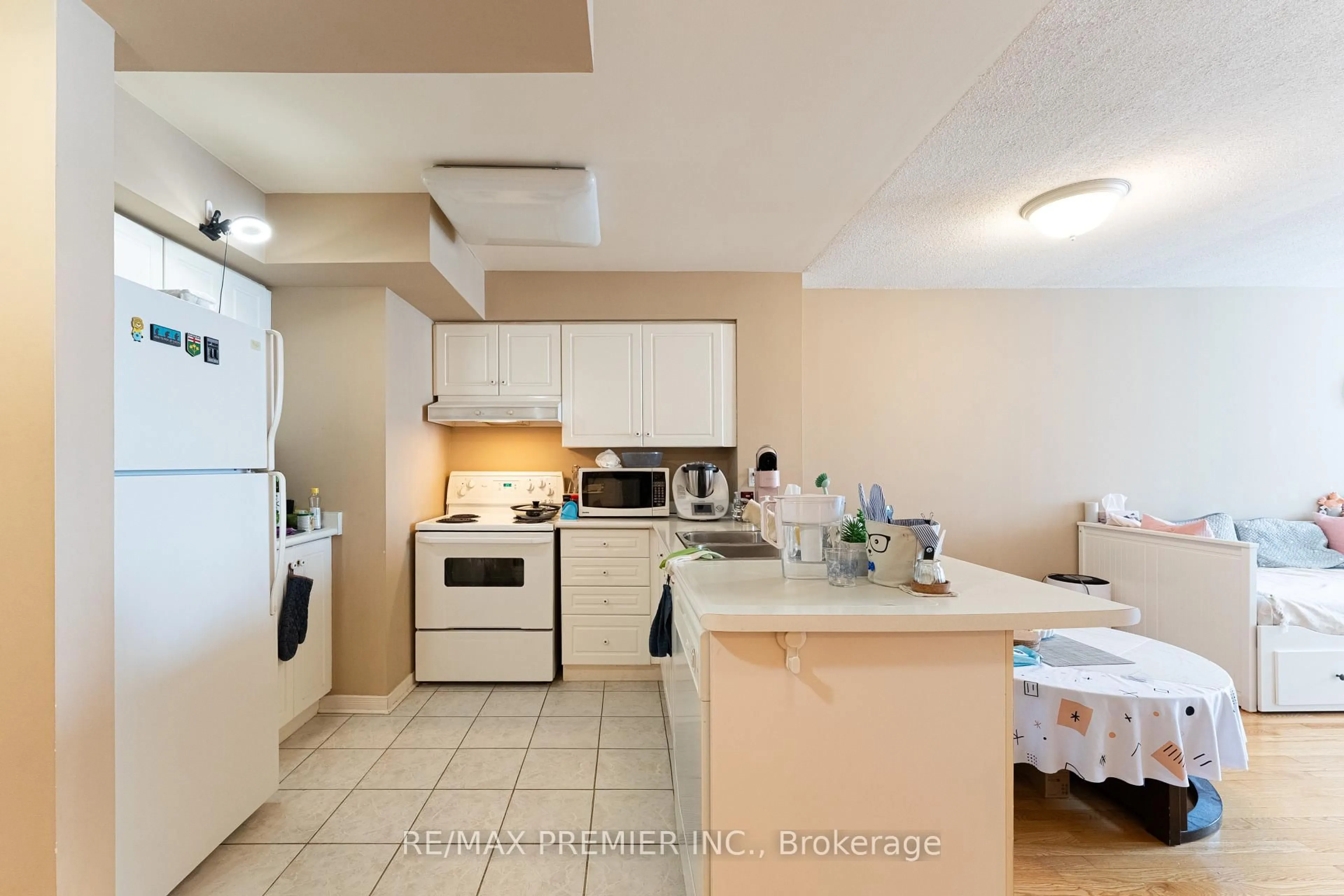 Standard kitchen, ceramic/tile floor for 19 Northern Heights Dr #504, Richmond Hill Ontario L4B 4M4