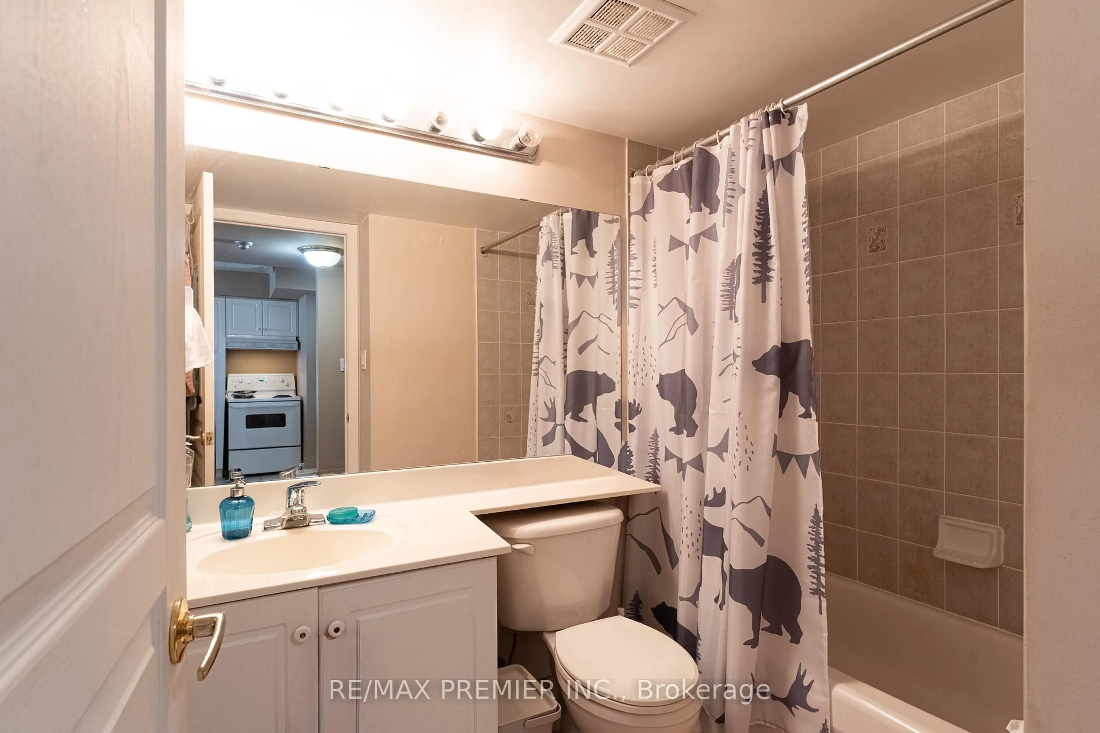 Standard bathroom, unknown for 19 Northern Heights Dr #504, Richmond Hill Ontario L4B 4M4
