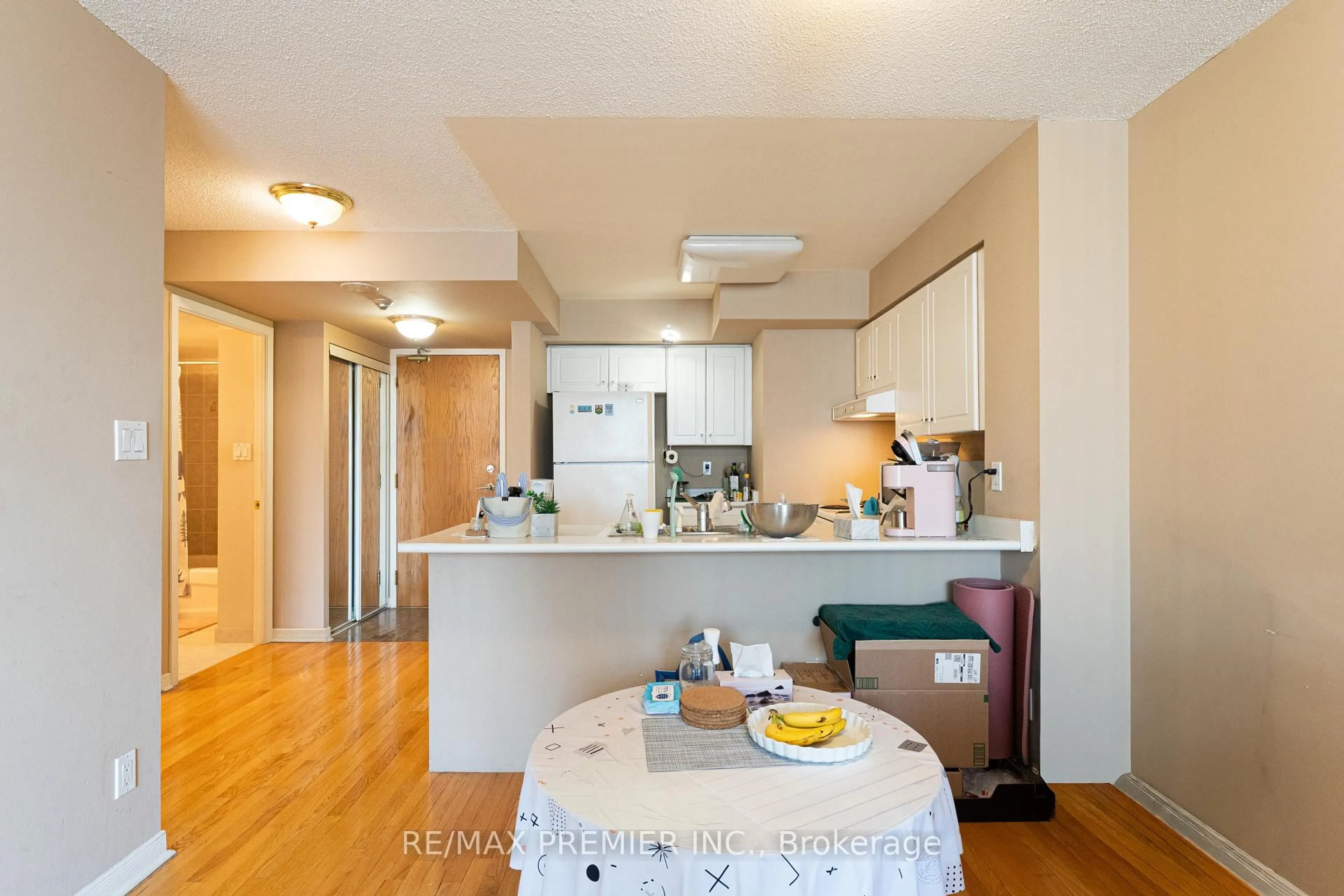 Standard kitchen, unknown for 19 Northern Heights Dr #504, Richmond Hill Ontario L4B 4M4