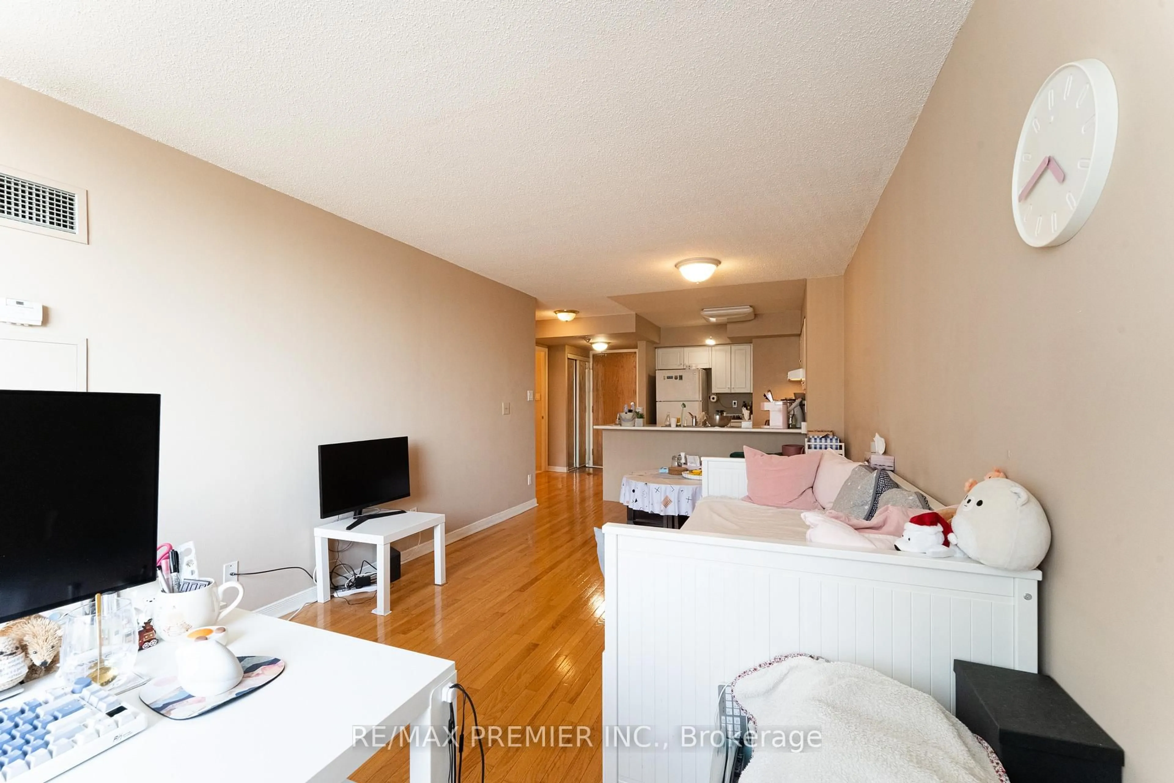 Living room with furniture, wood/laminate floor for 19 Northern Heights Dr #504, Richmond Hill Ontario L4B 4M4