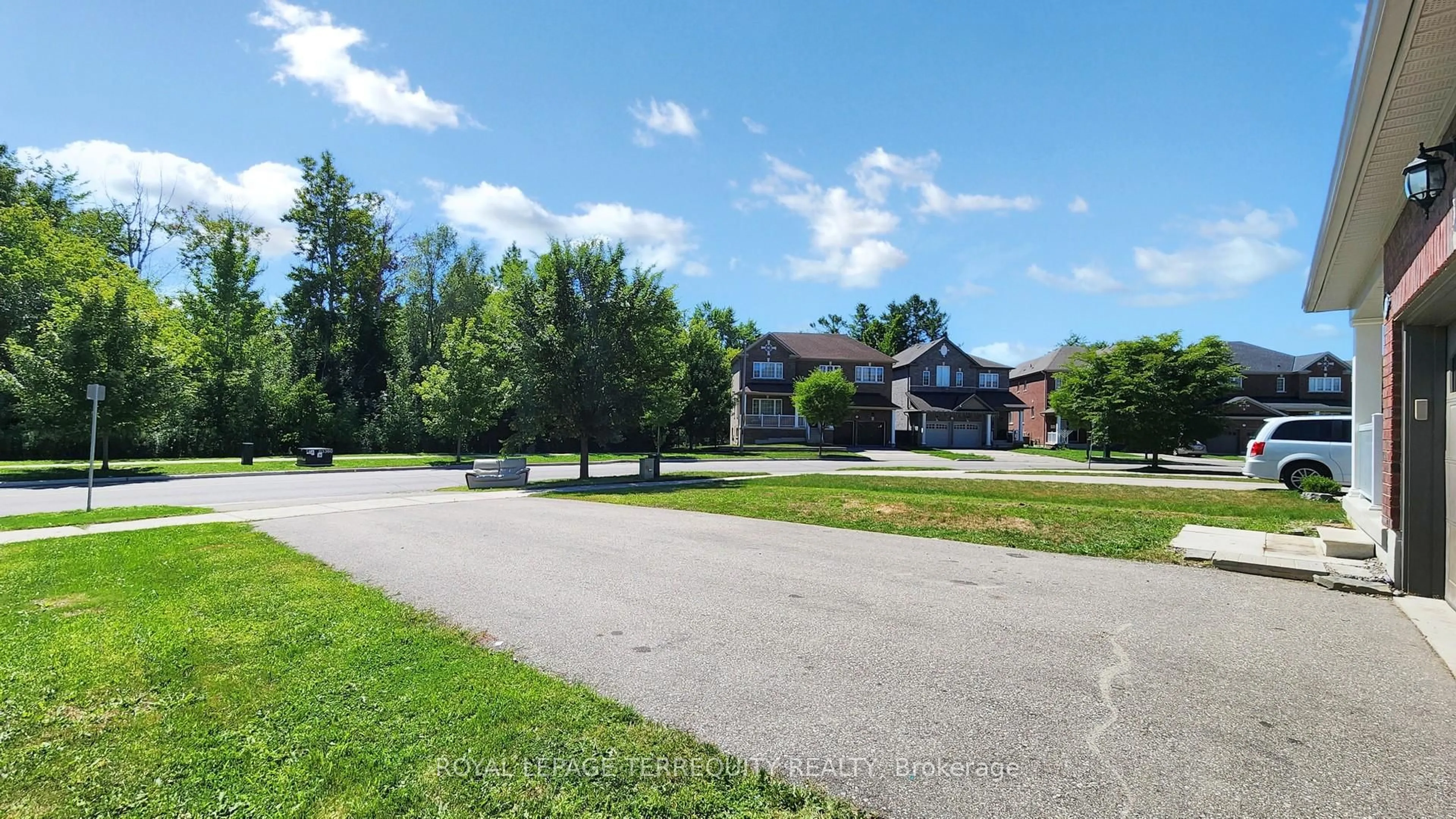 A pic from outside/outdoor area/front of a property/back of a property/a pic from drone, unknown for 28 Richmond Park Dr, Georgina Ontario L4P 0H2