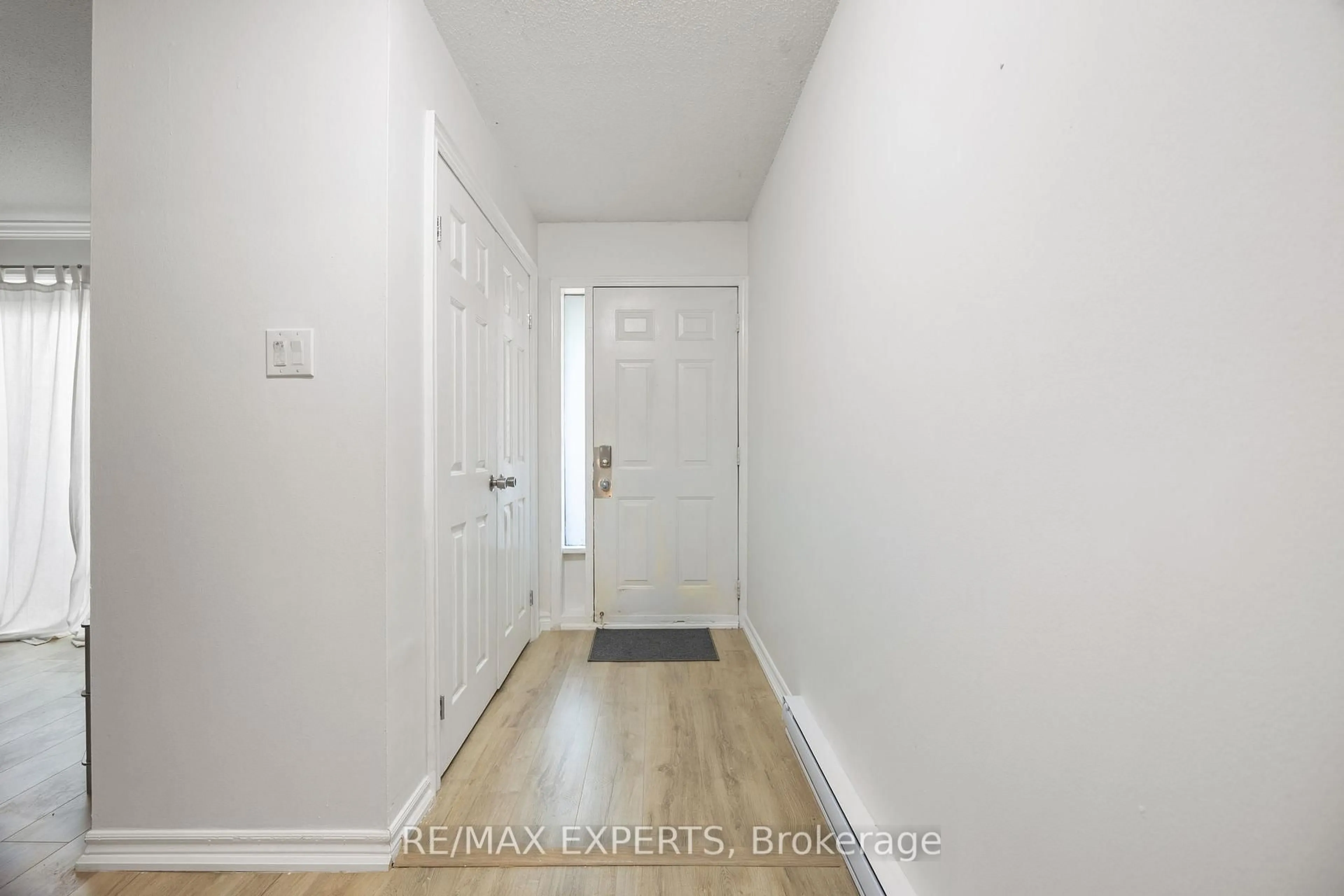 Indoor entryway for 242 Milestone Cres, Aurora Ontario L4G 3M2